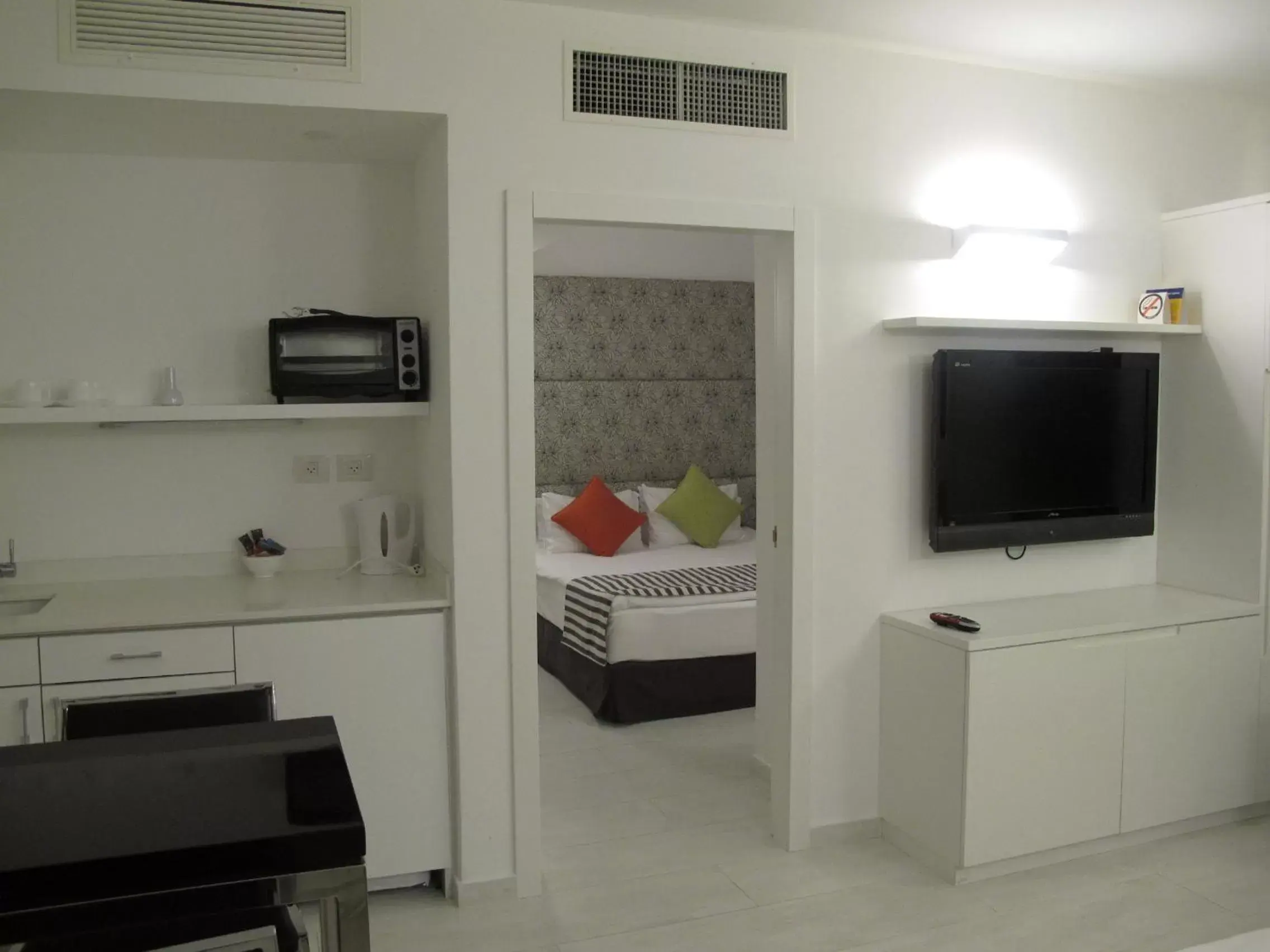 TV and multimedia, TV/Entertainment Center in Best Western Regency Suites