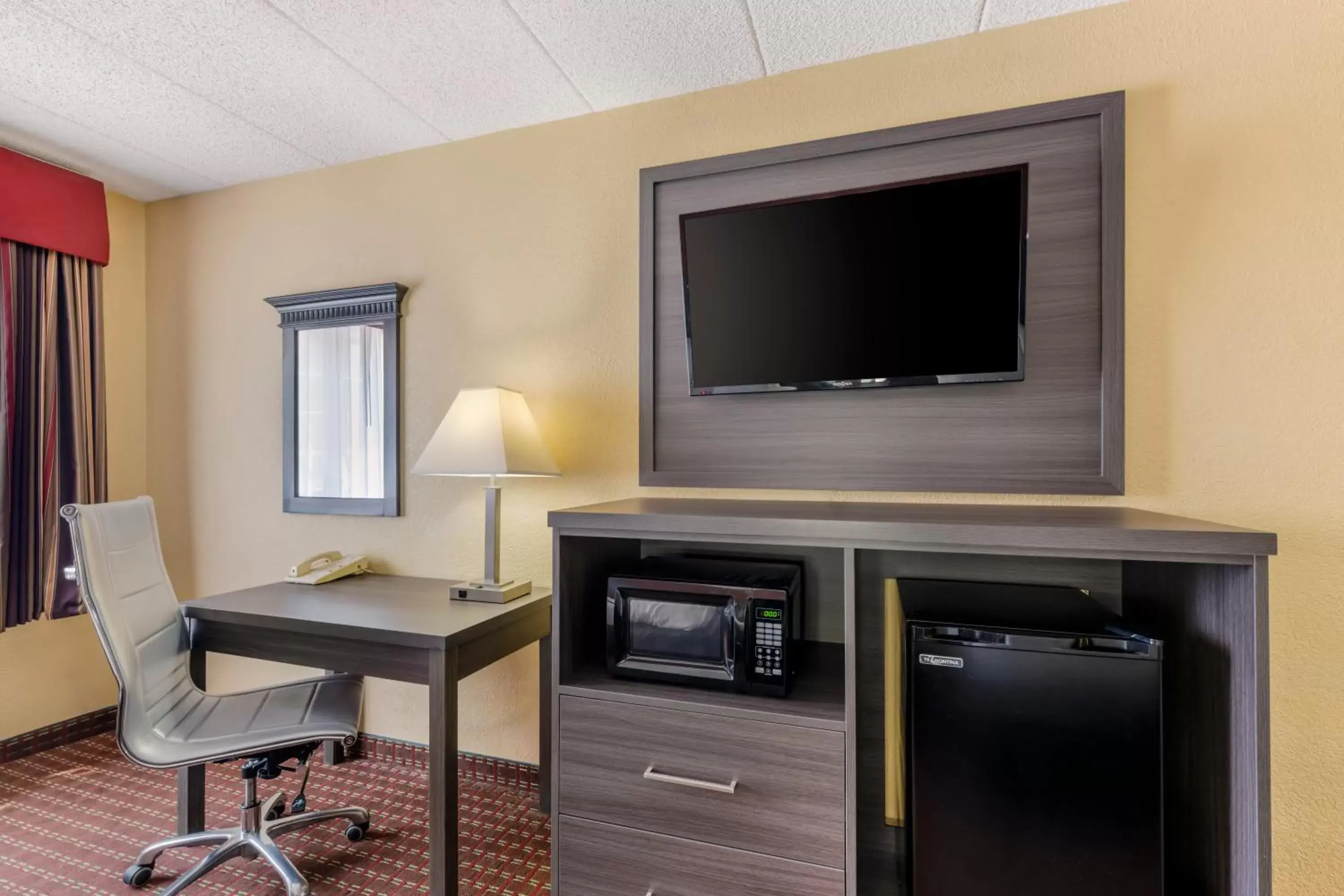 Bedroom, TV/Entertainment Center in Quality Inn and Suites Lincoln