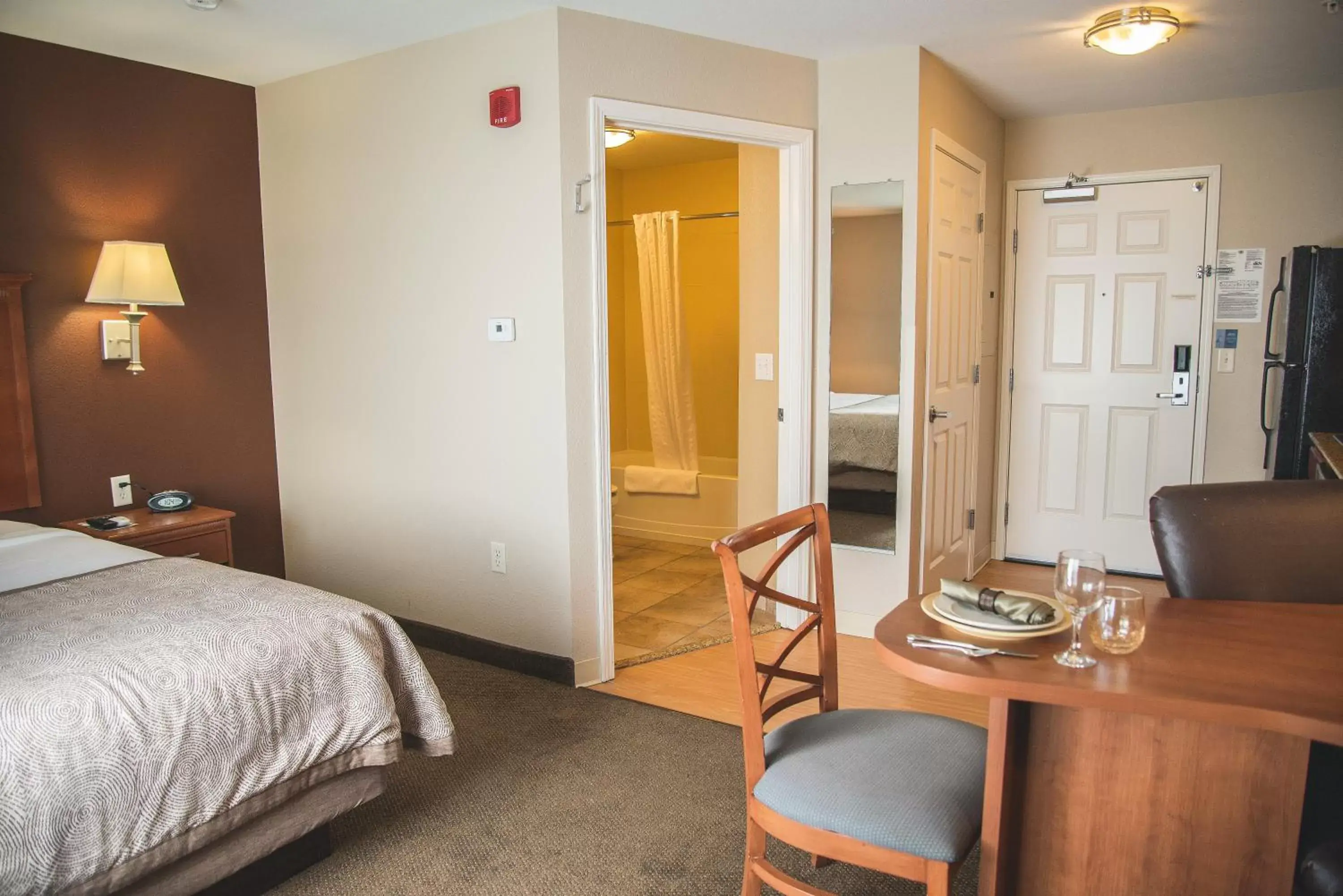 Bedroom, TV/Entertainment Center in Candlewood Suites Loveland, an IHG Hotel