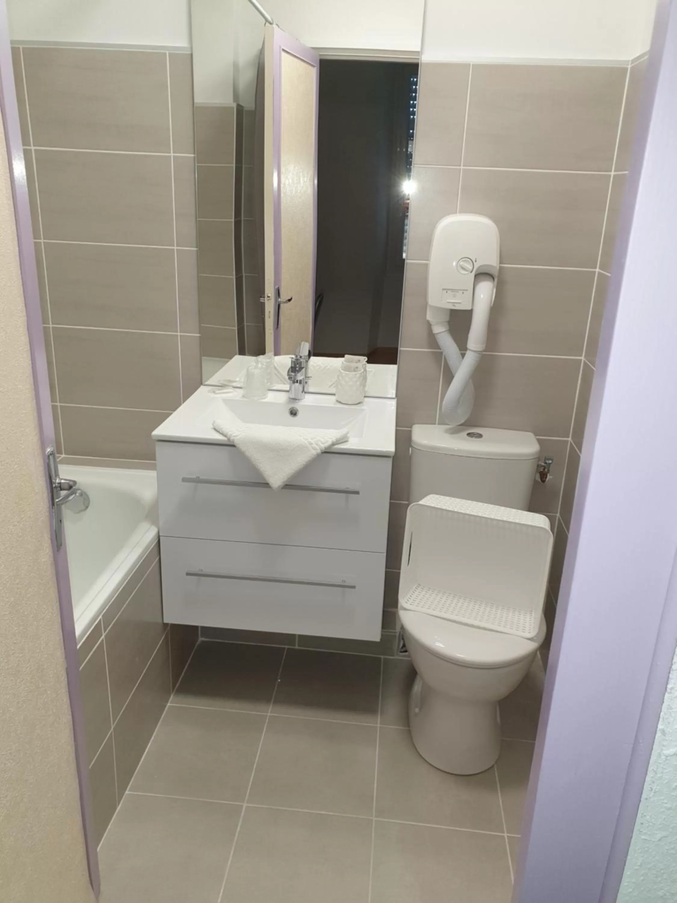 Bathroom in Hôtel Castel d'Olmes