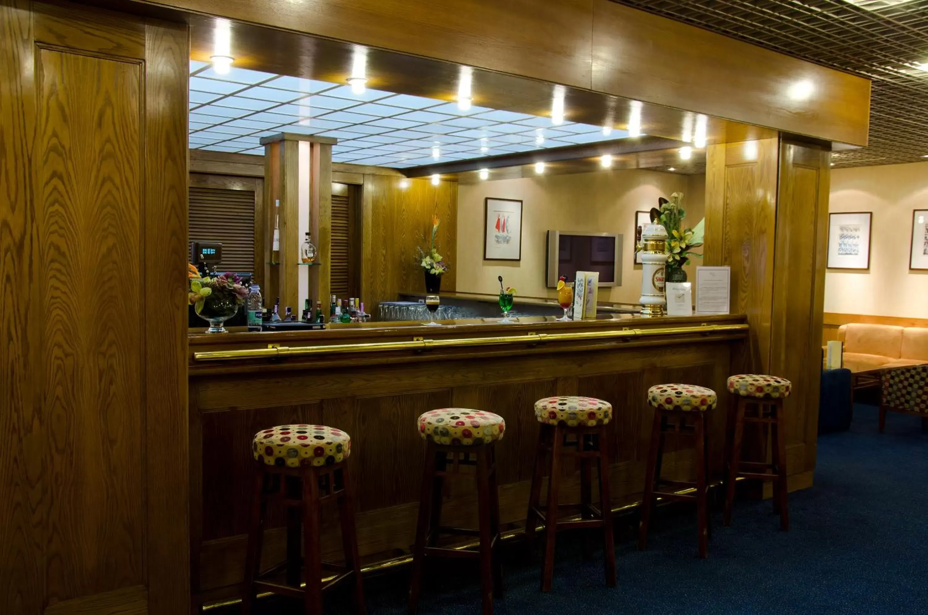 Lounge or bar, Restaurant/Places to Eat in VIP Inn Berna Hotel