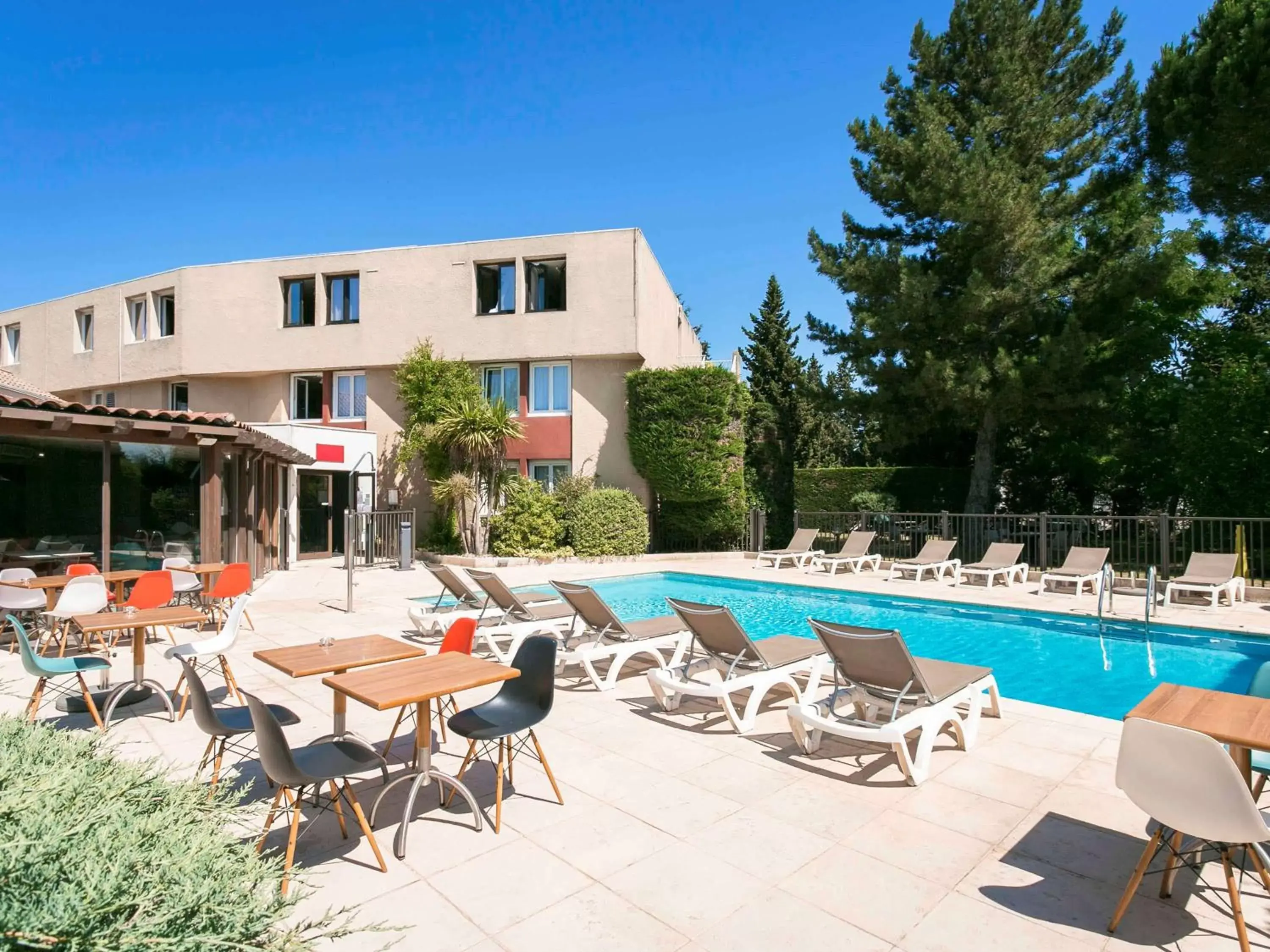 Property building, Swimming Pool in ibis Avignon Sud