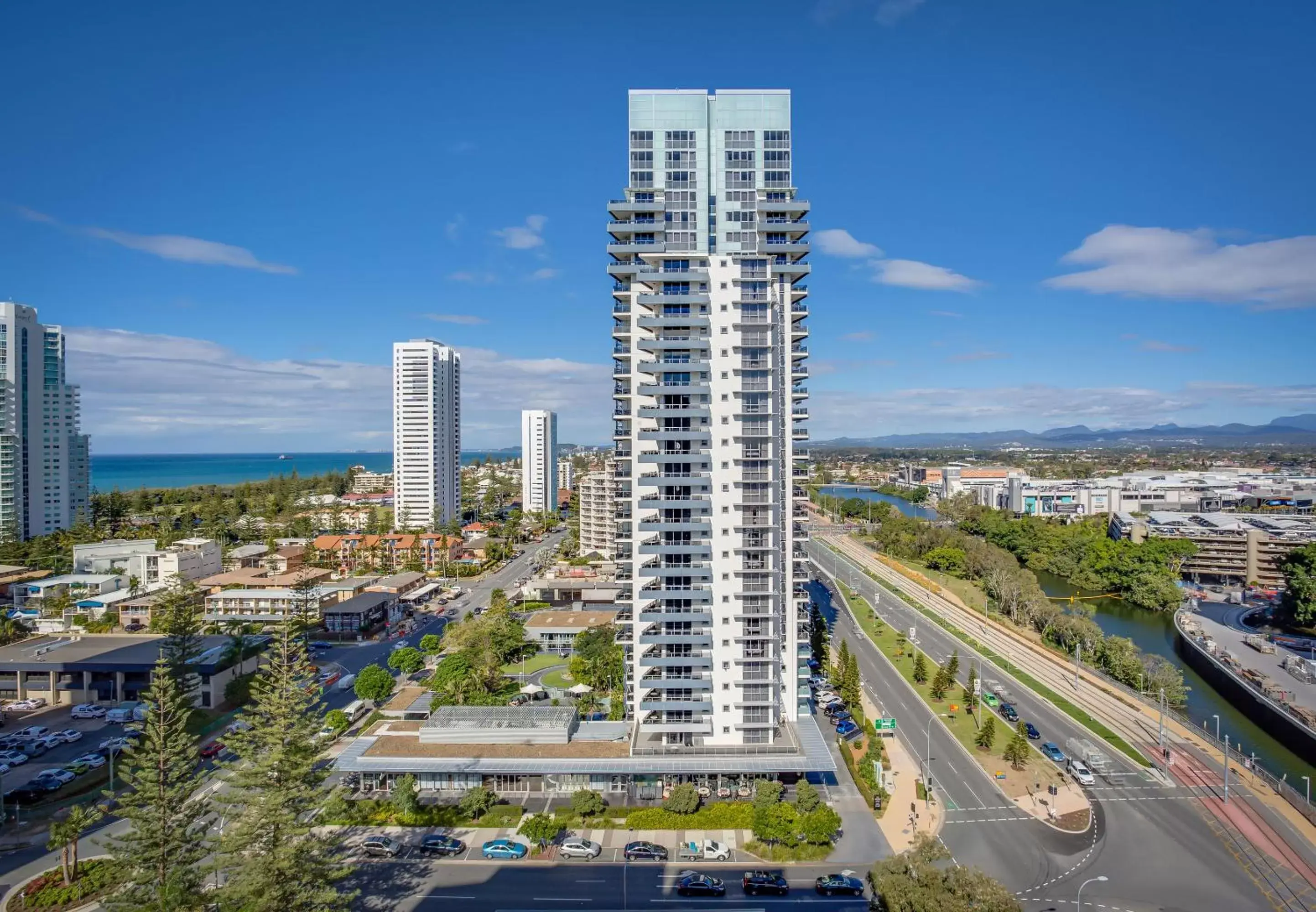 Mountain view in Mantra Broadbeach on the Park