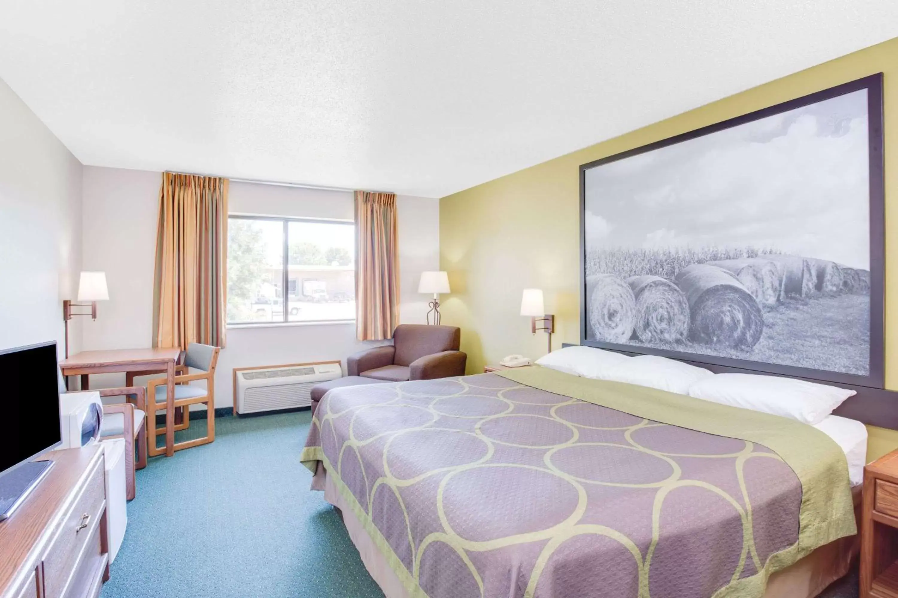 Photo of the whole room, Bed in Super 8 by Wyndham Oelwein