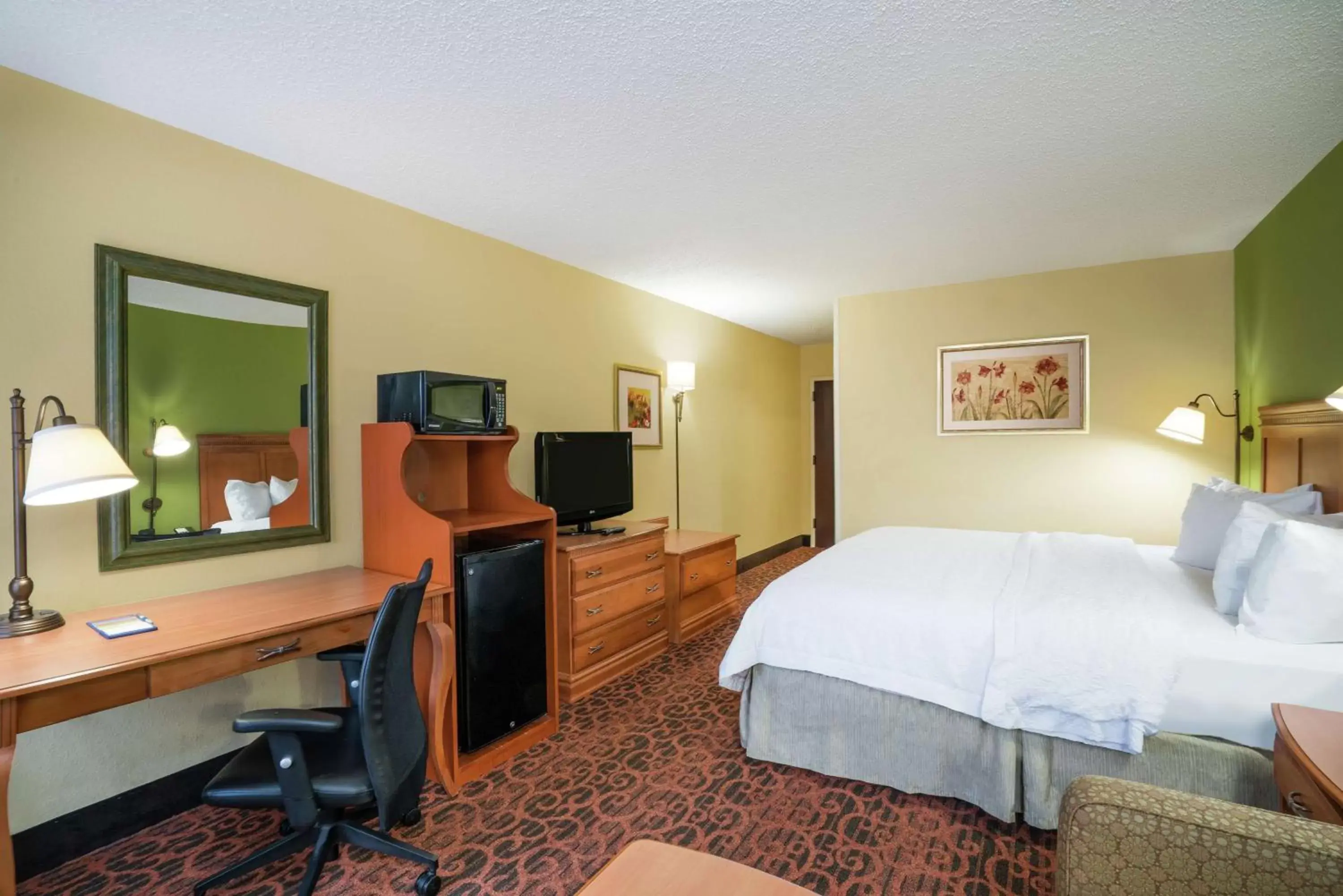 Bedroom, TV/Entertainment Center in Hampton Inn Bardstown