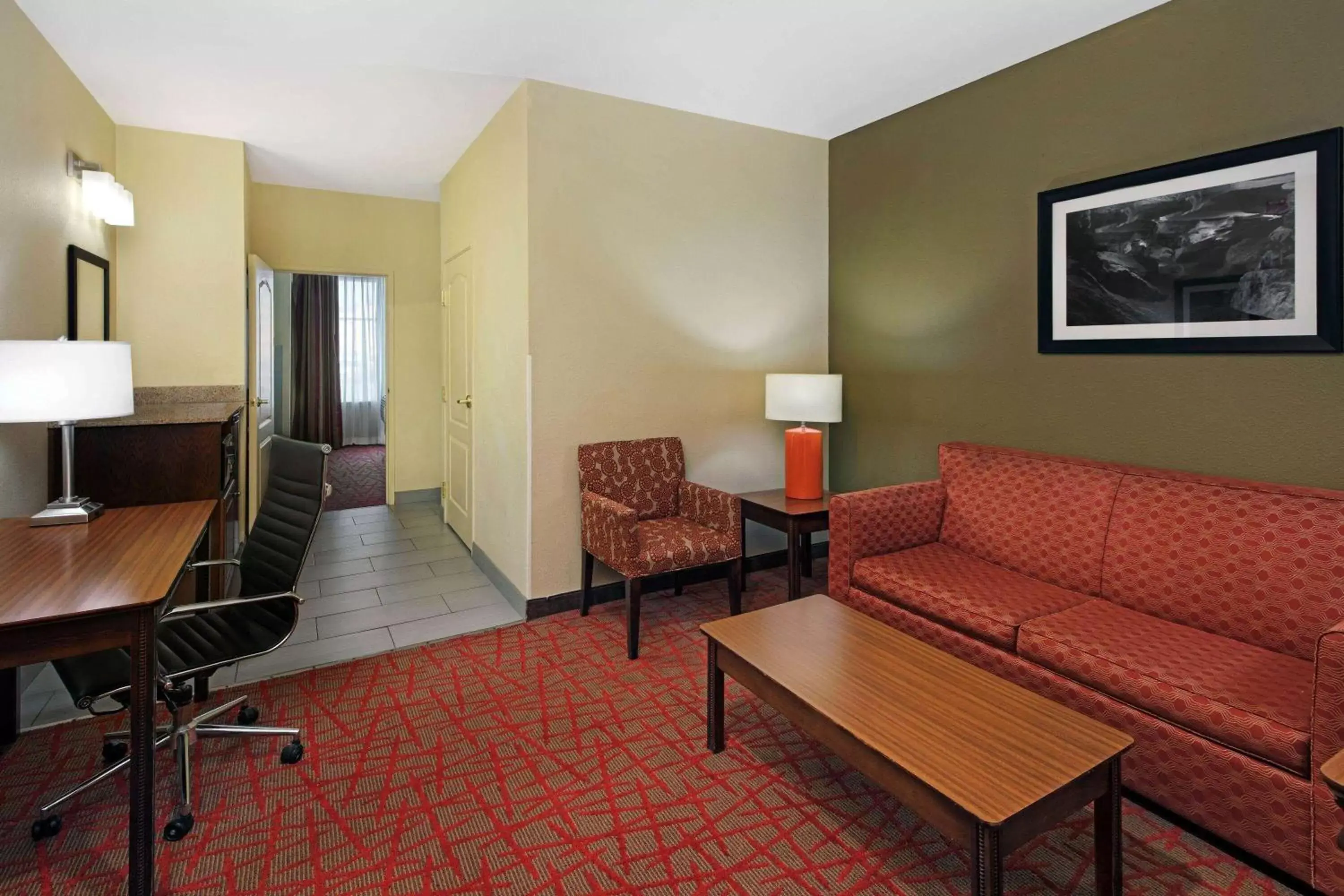 Photo of the whole room, Seating Area in La Quinta by Wyndham Oxford - Anniston