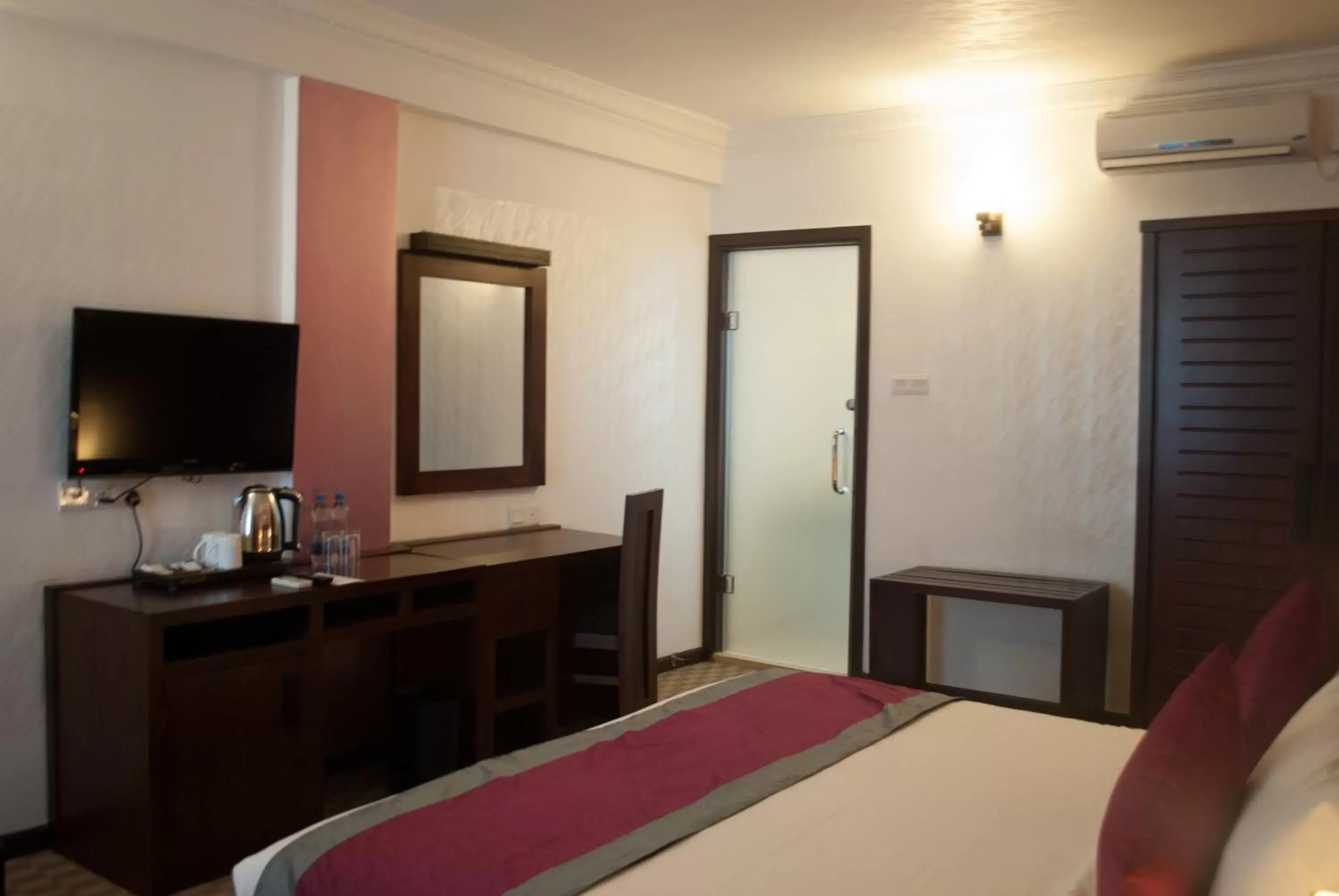 Photo of the whole room, Bed in Ceylon City Hotel,Colombo