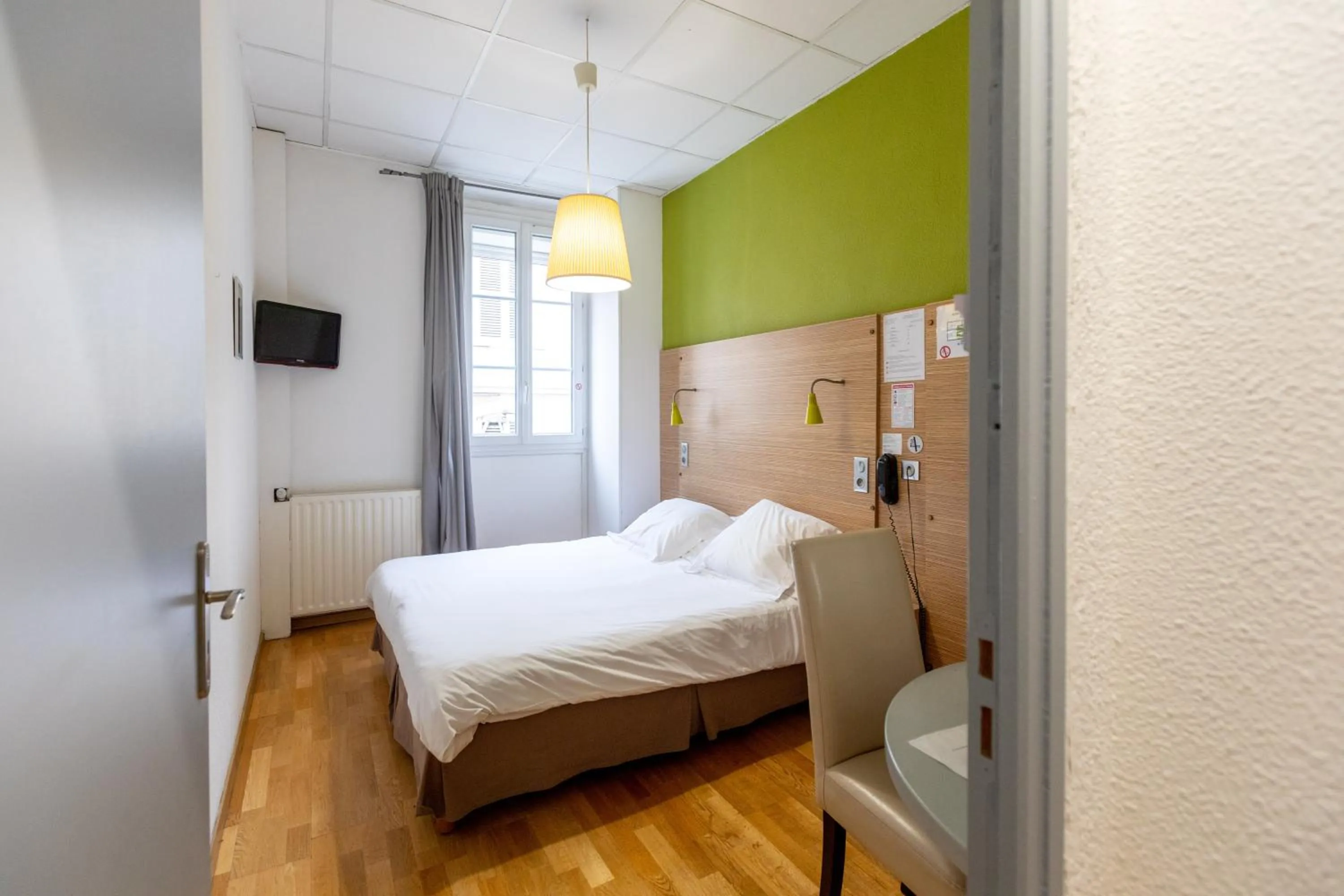 Bed in Hôtel Edmond Rostand