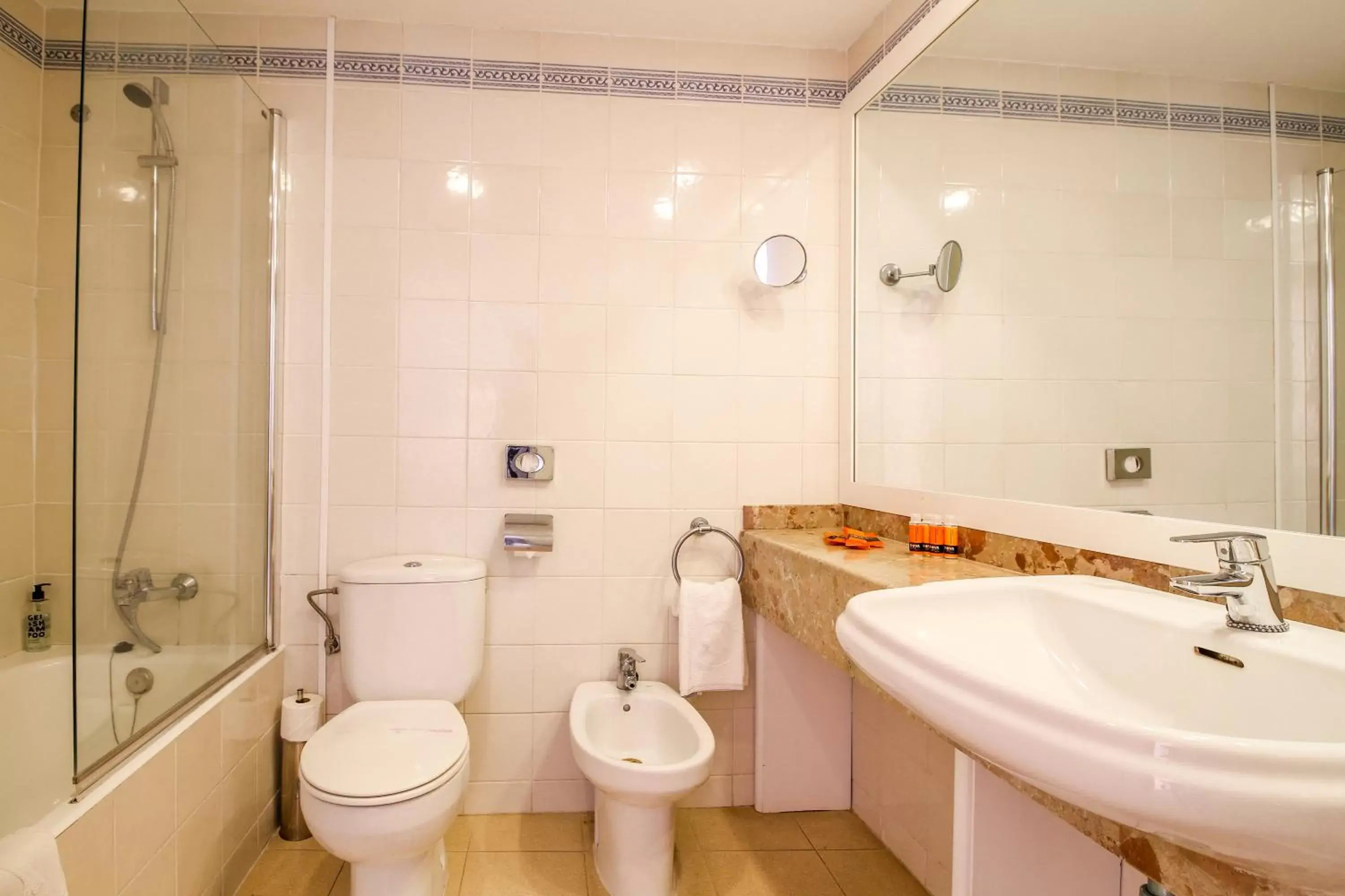 Shower, Bathroom in Aparthotel Duva & Spa
