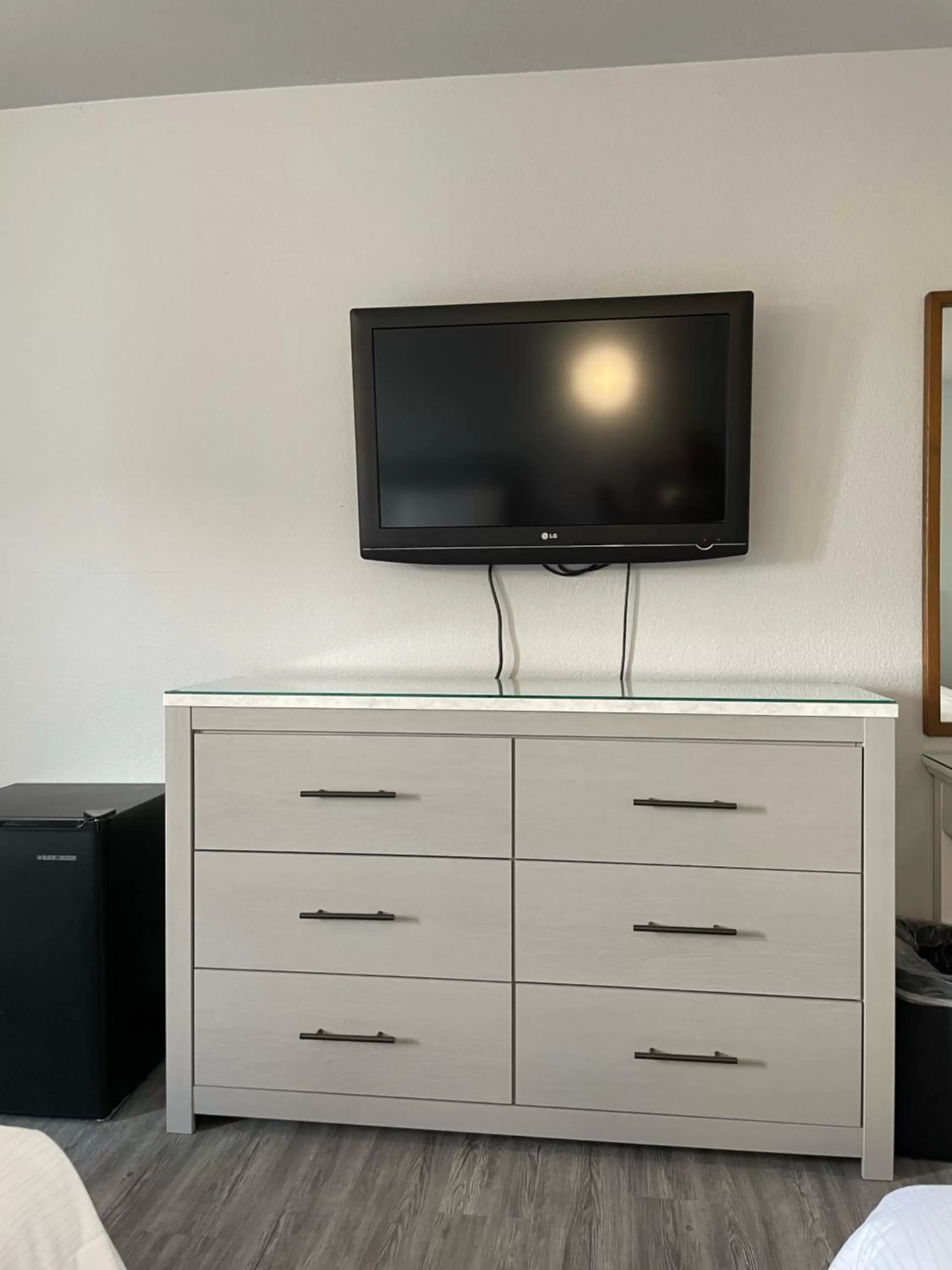 TV and multimedia in Schmidt's Creek Hotel