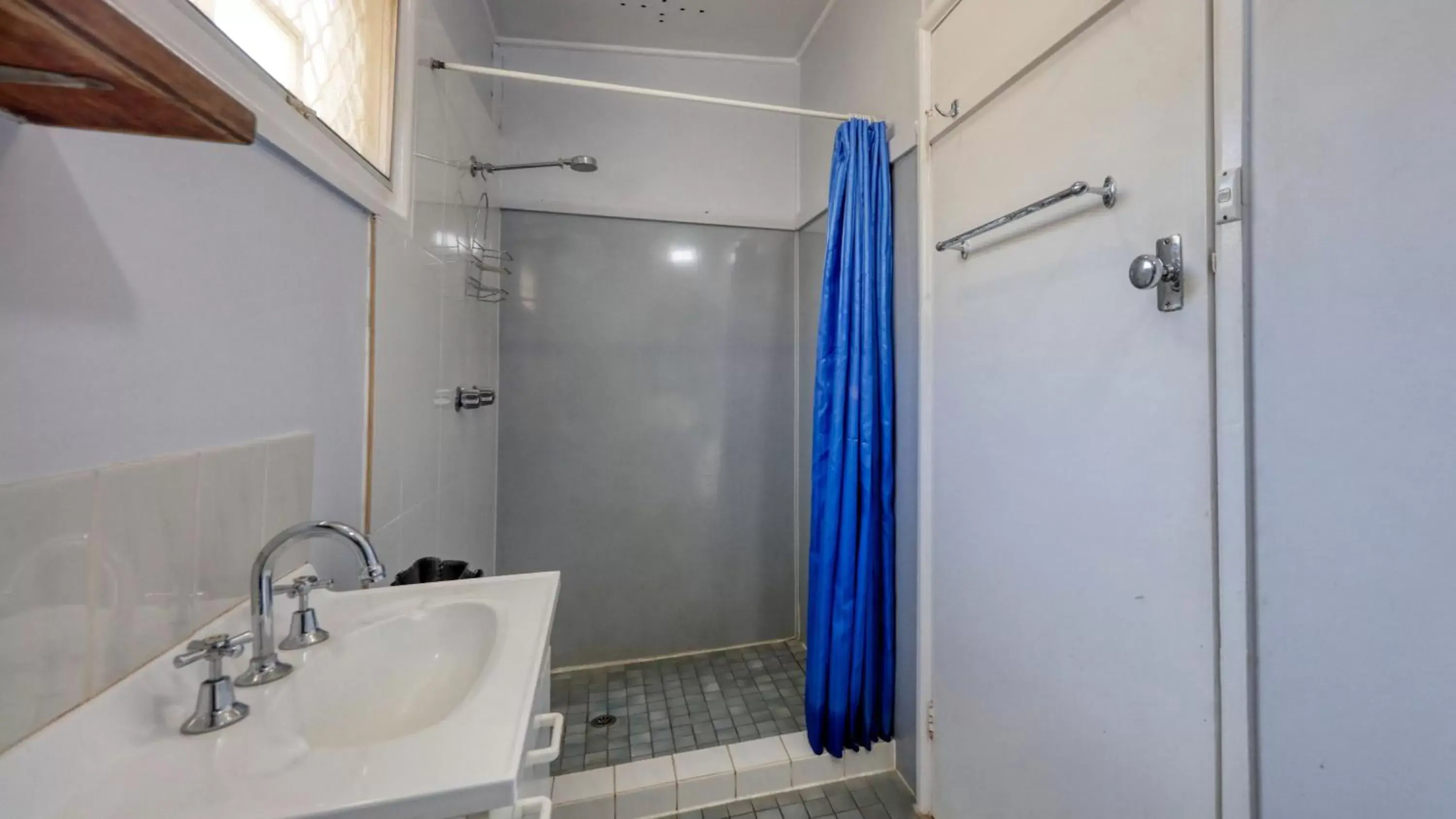 Shower, Bathroom in Darling River Motel