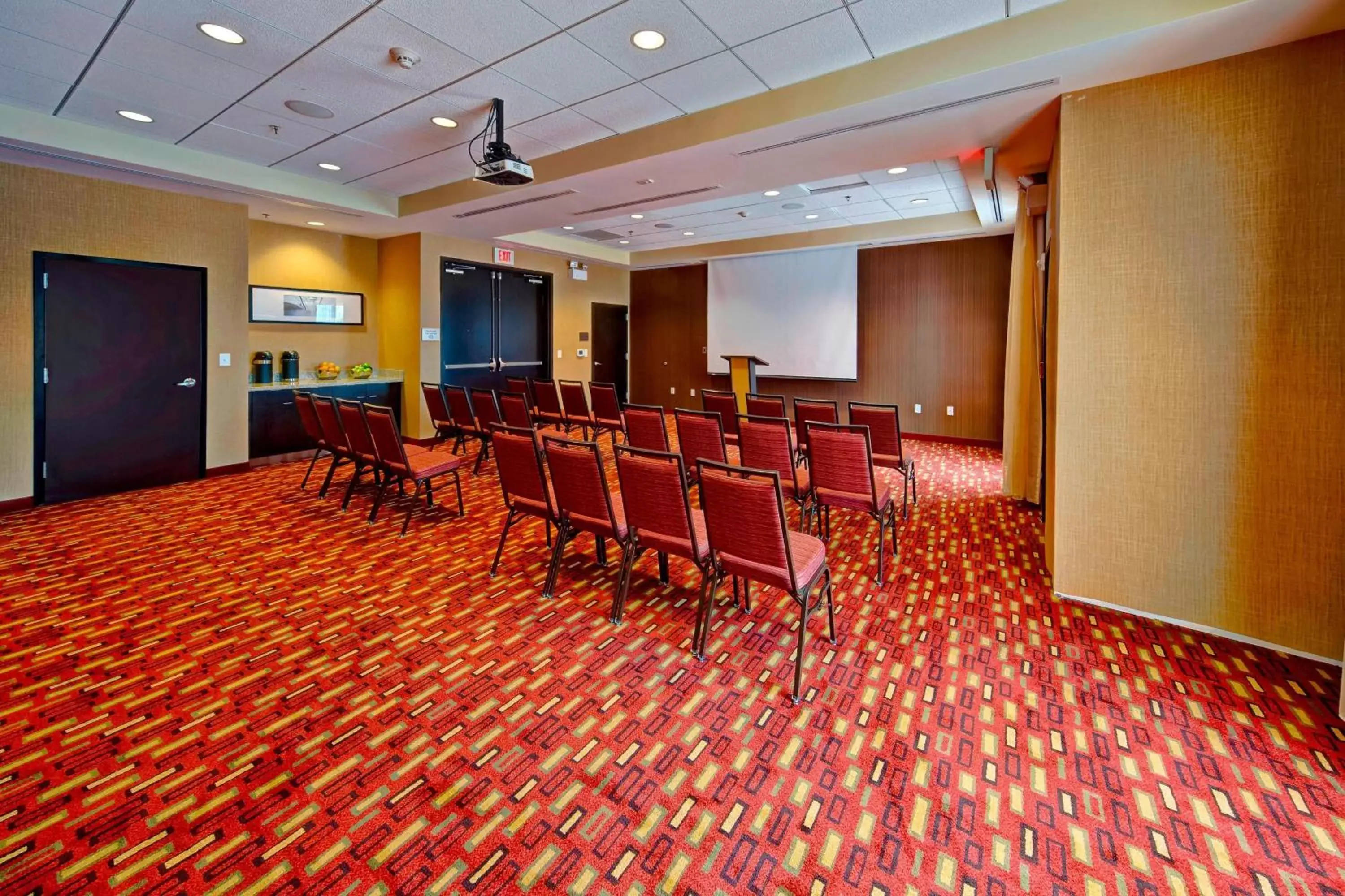 Meeting/conference room in Courtyard by Marriott Westbury Long Island