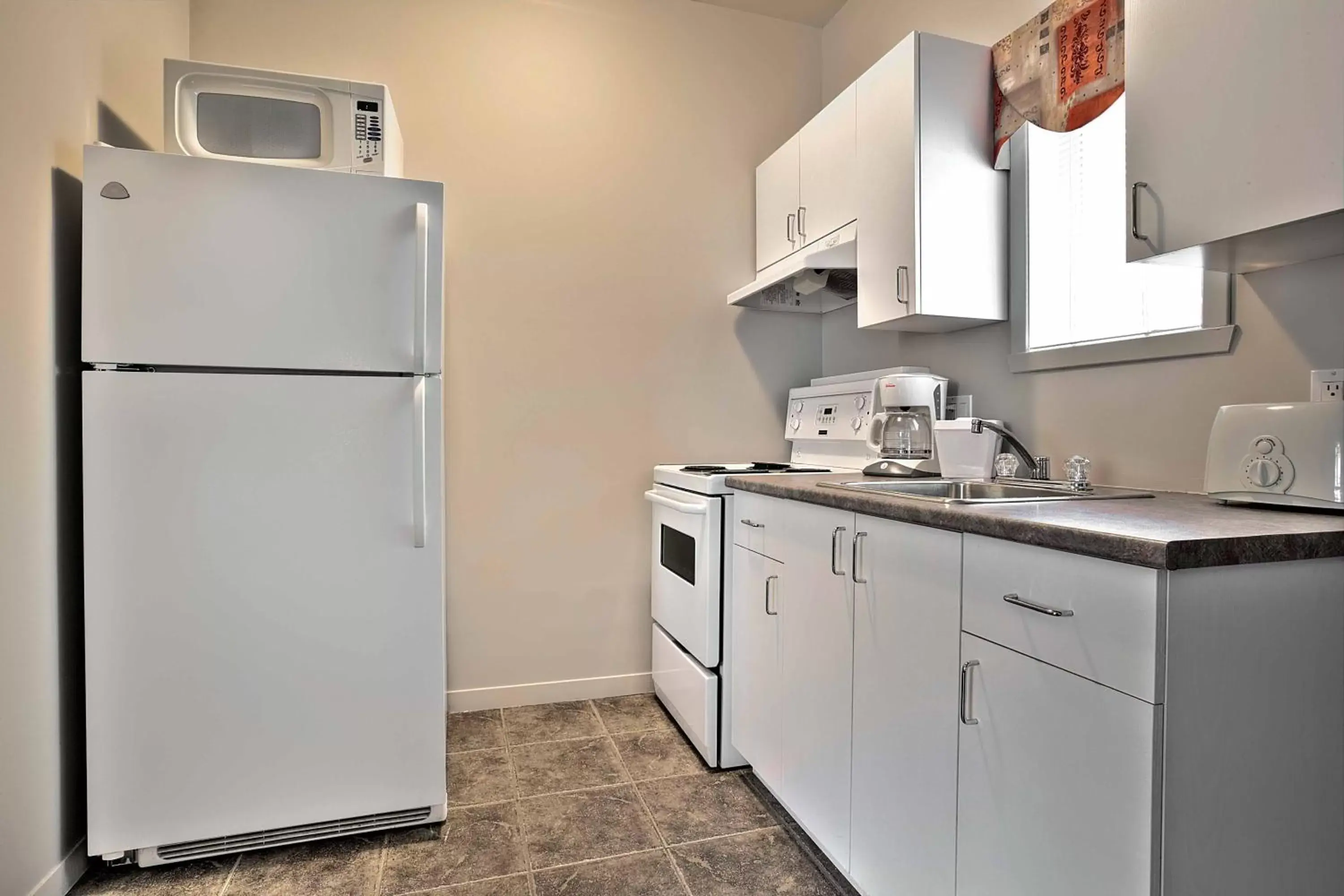 Dining area, Kitchen/Kitchenette in Motel et Camping Etchemin