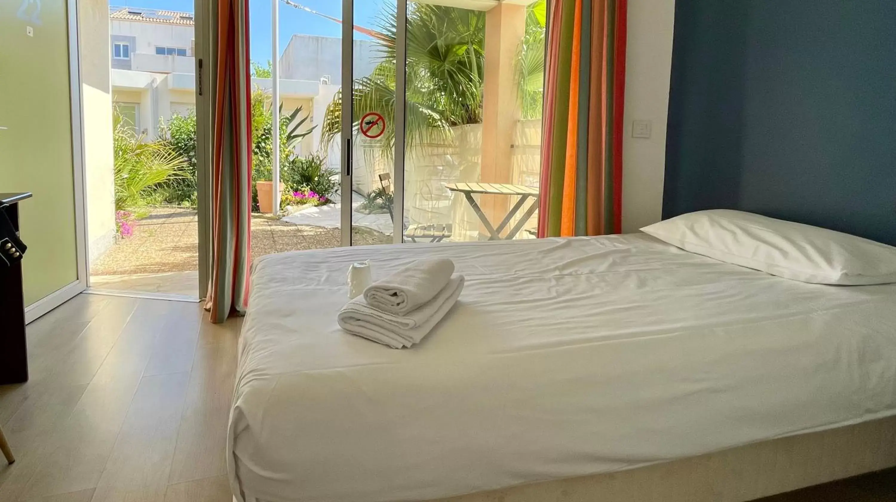 Patio, Bed in Amerique Hotel Palavas - Piscine & Parking - Plage