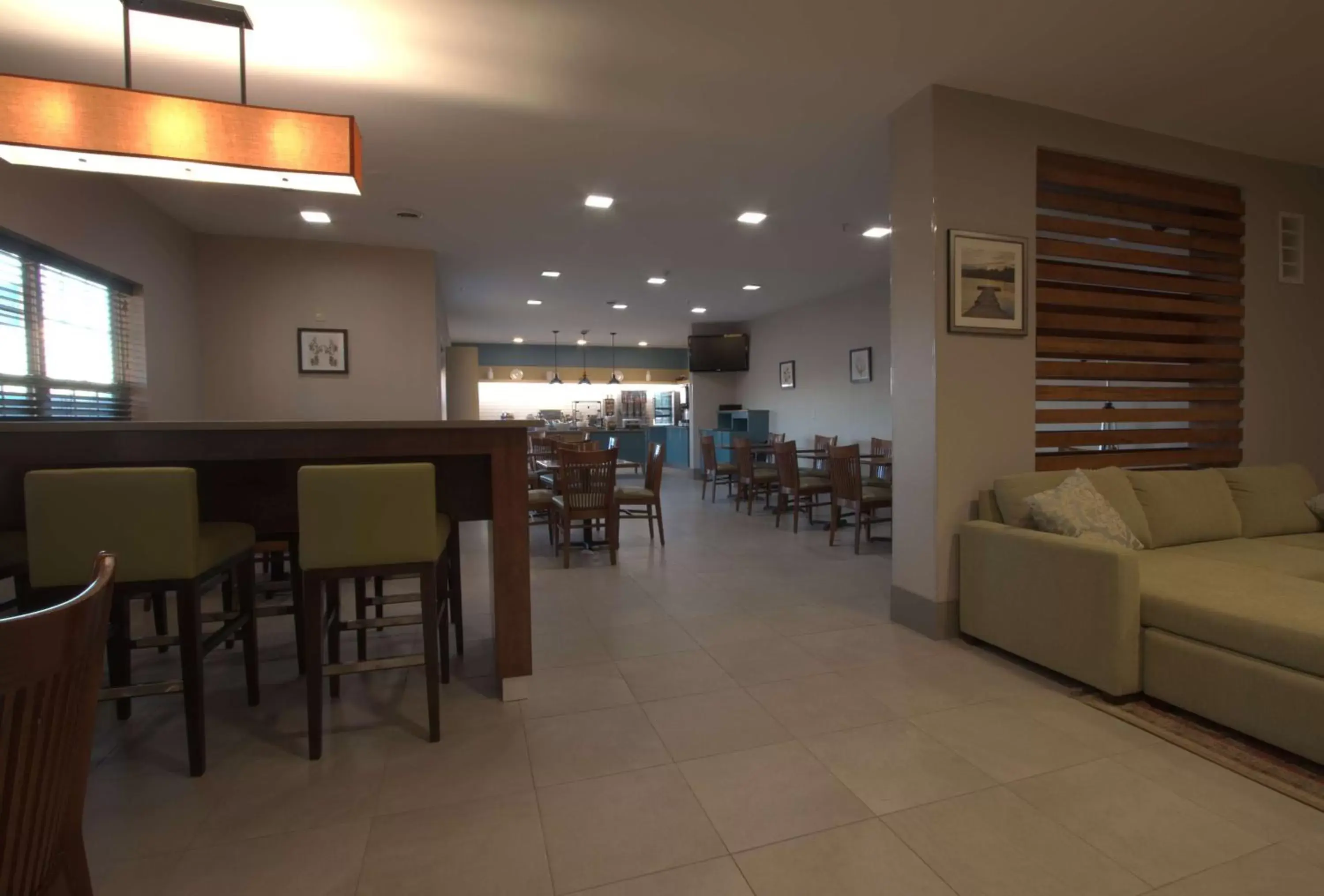 Restaurant/places to eat, Lounge/Bar in Country Inn & Suites by Radisson, Moline Airport, IL