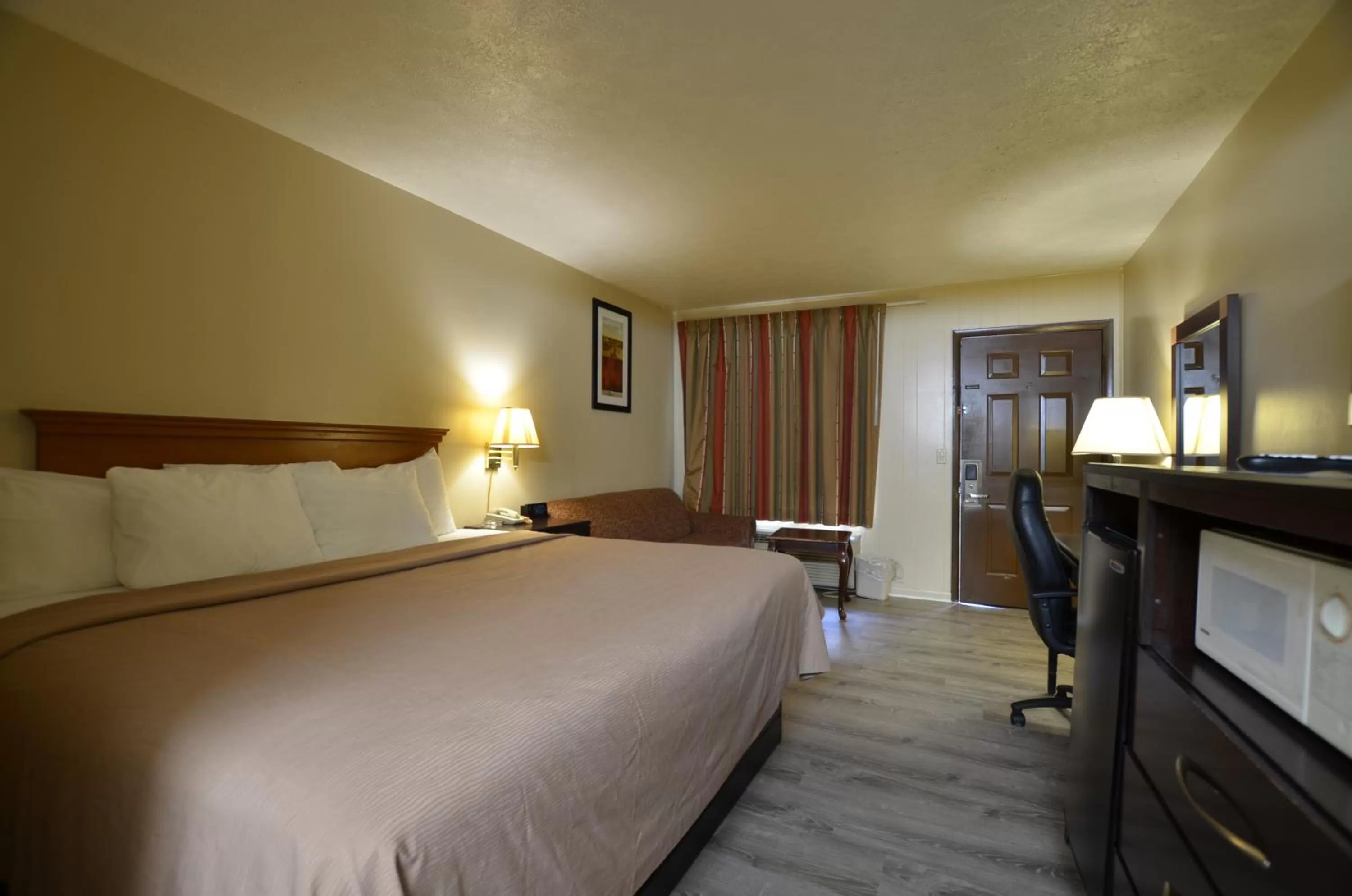 Bedroom, Bed in Travelowes Motel - Maggie Valley