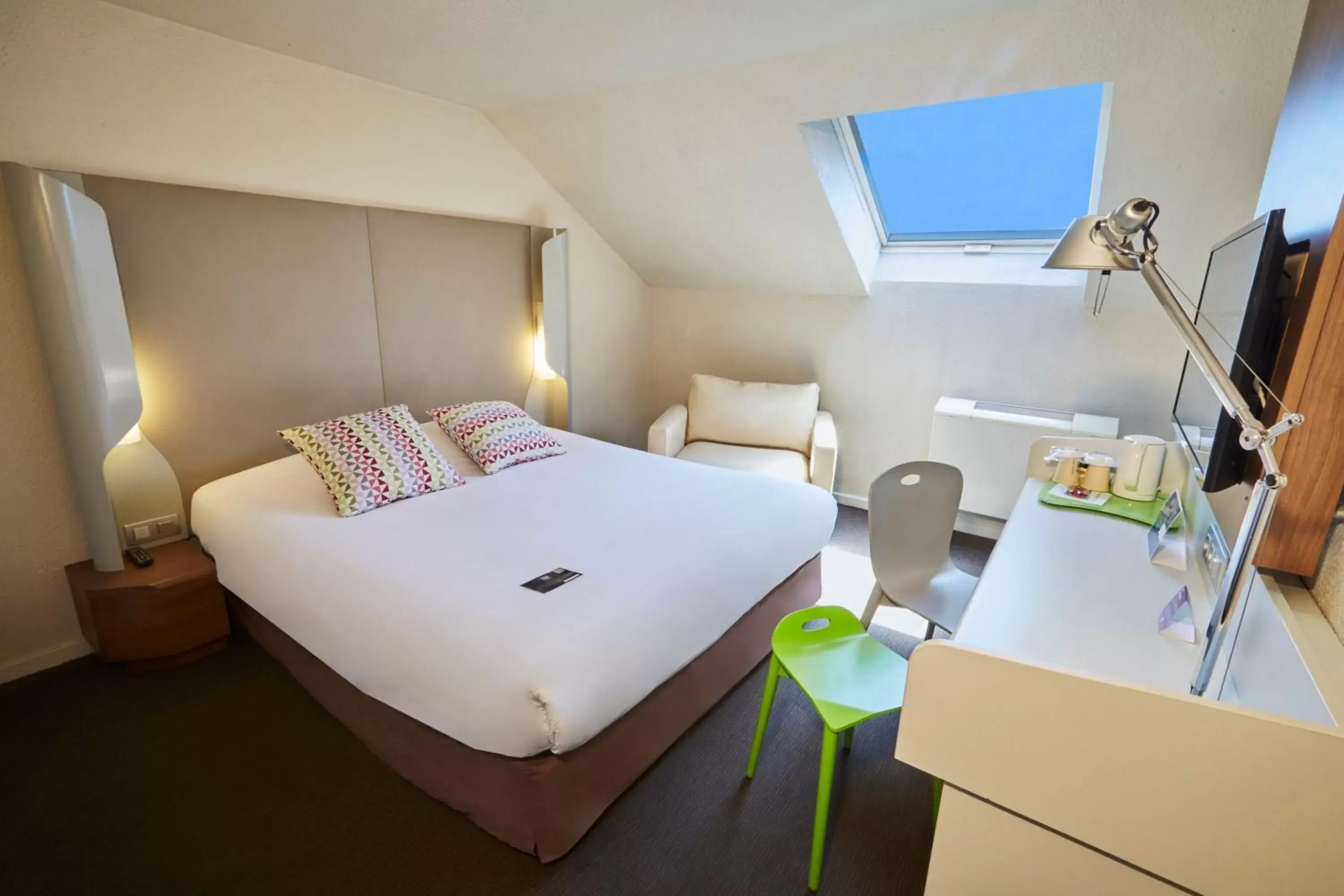 Bedroom, Bed in Campanile Evry Ouest - Corbeil Essonnes