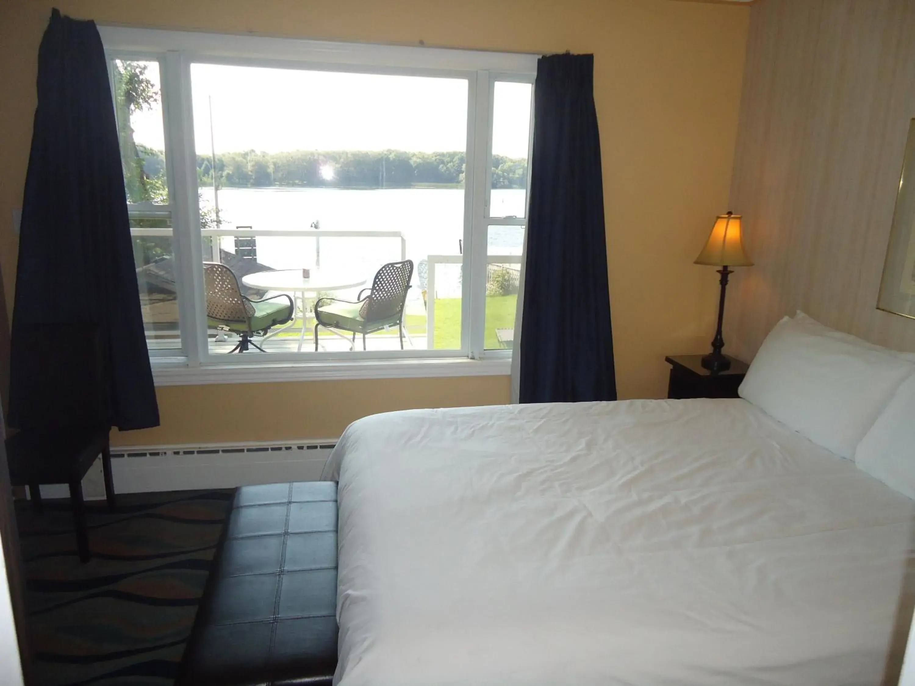 View (from property/room), Bed in Bayside Inn & Waterfront Suites