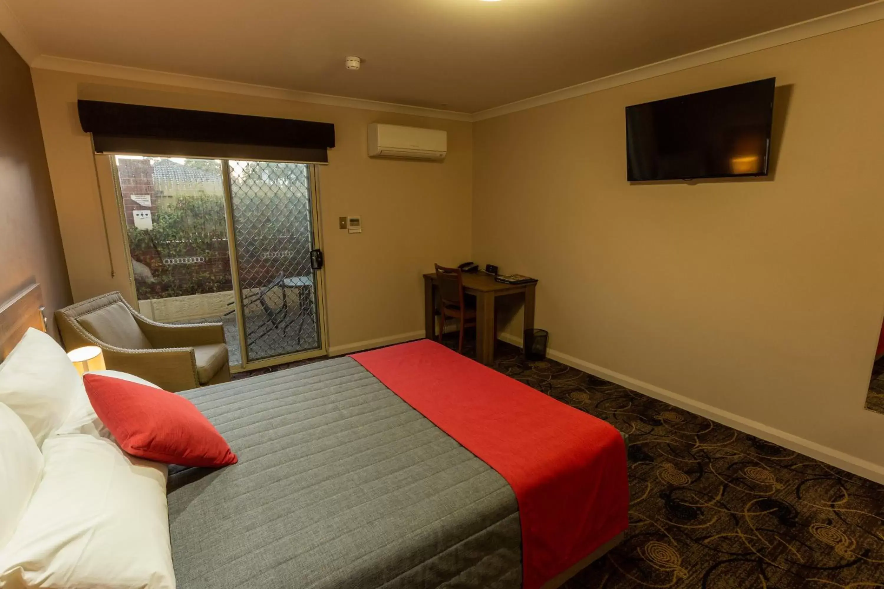 TV and multimedia, Bed in Quality Hotel Bayswater