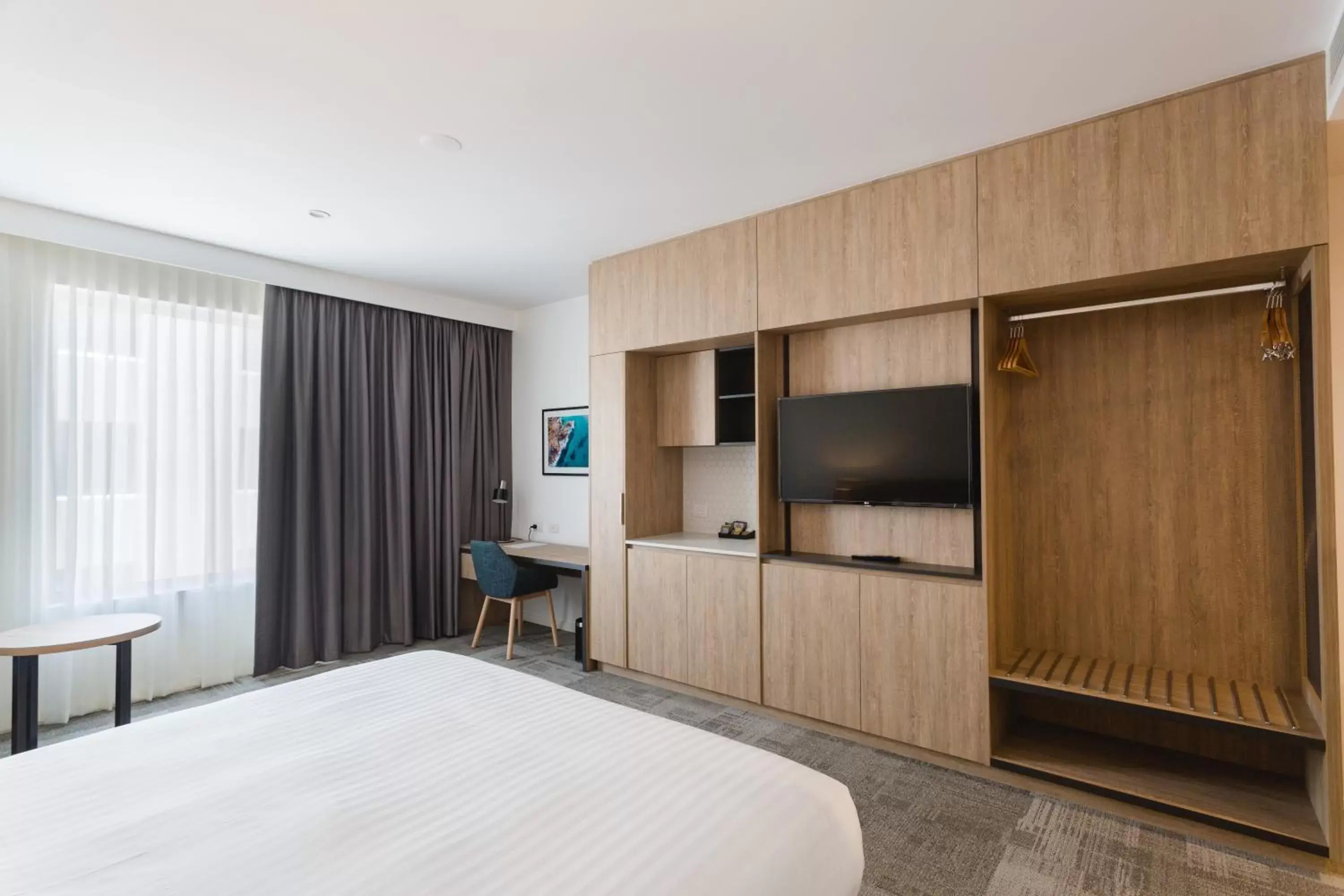 Bedroom, TV/Entertainment Center in Ingot Hotel Perth, Ascend Hotel Collection