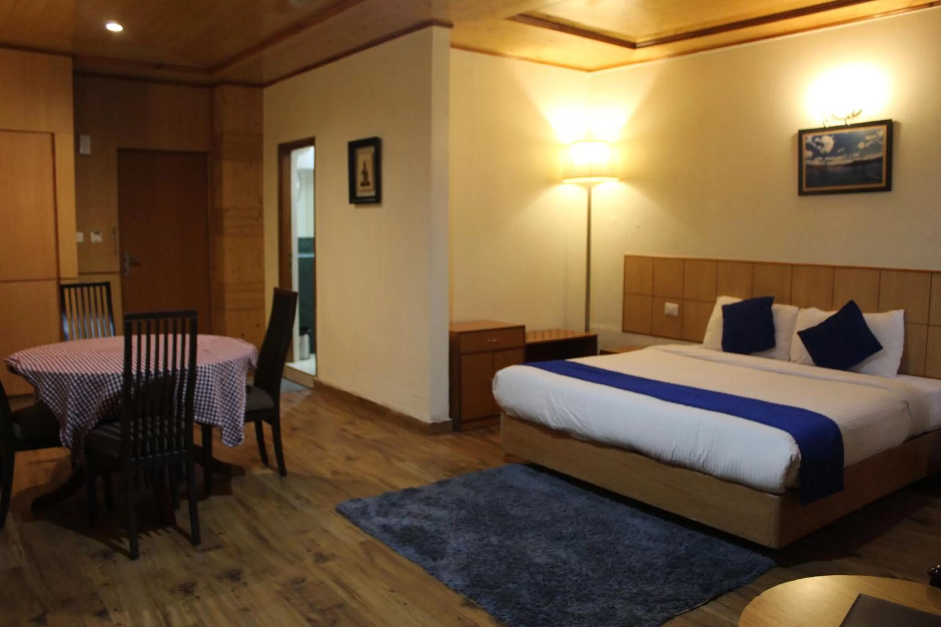 Bedroom, Bed in Hotel Broadways Inn