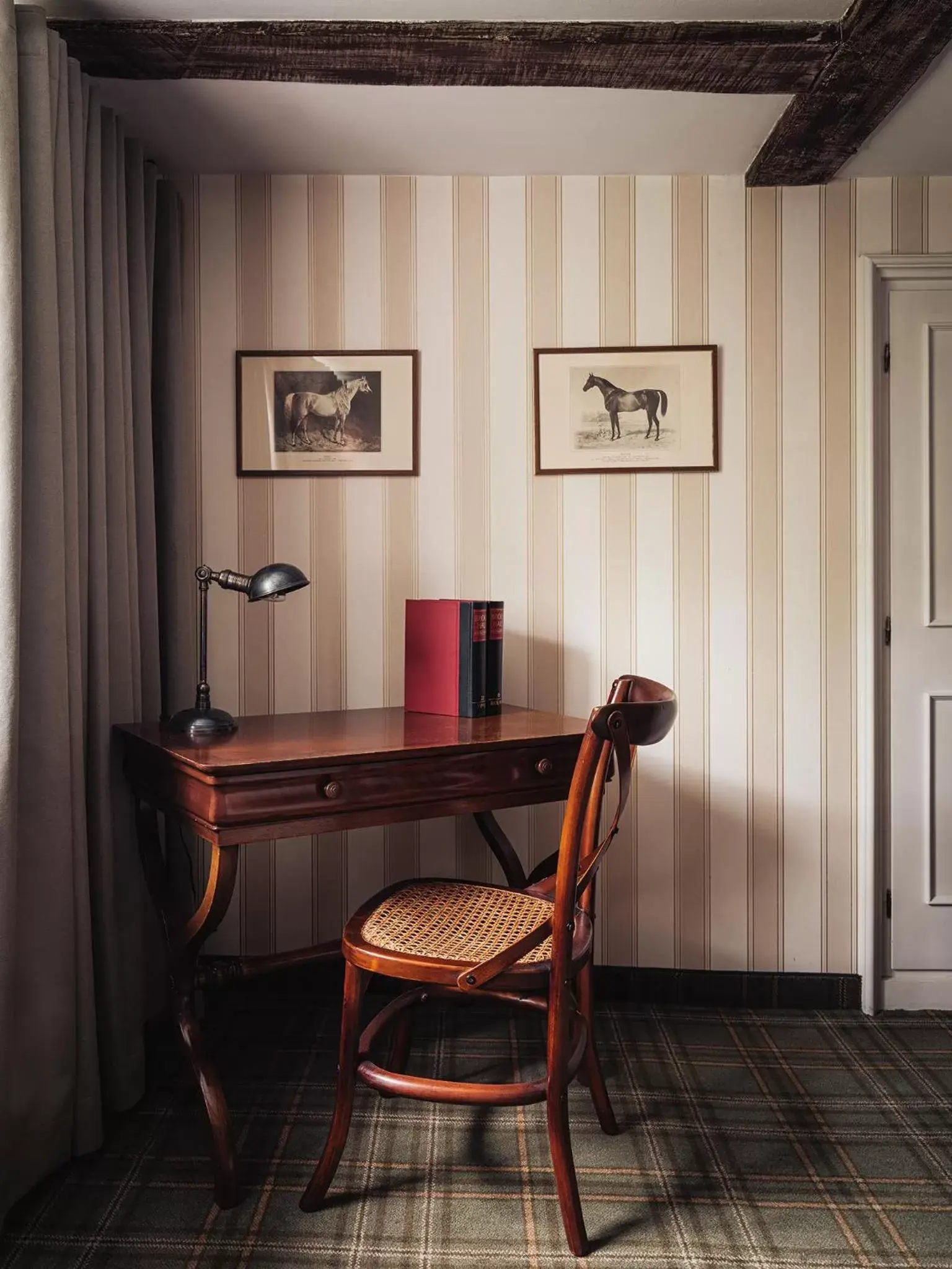 hair dresser, Dining Area in Althoff Hotel Fürstenhof