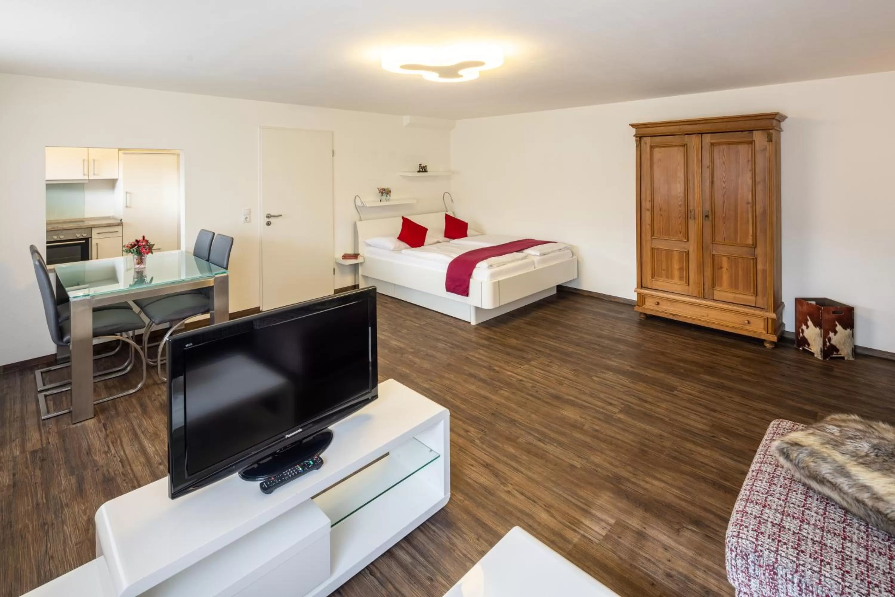 Communal lounge/ TV room, Bed in Hotel Peterhof - urban lifestyle Kempten