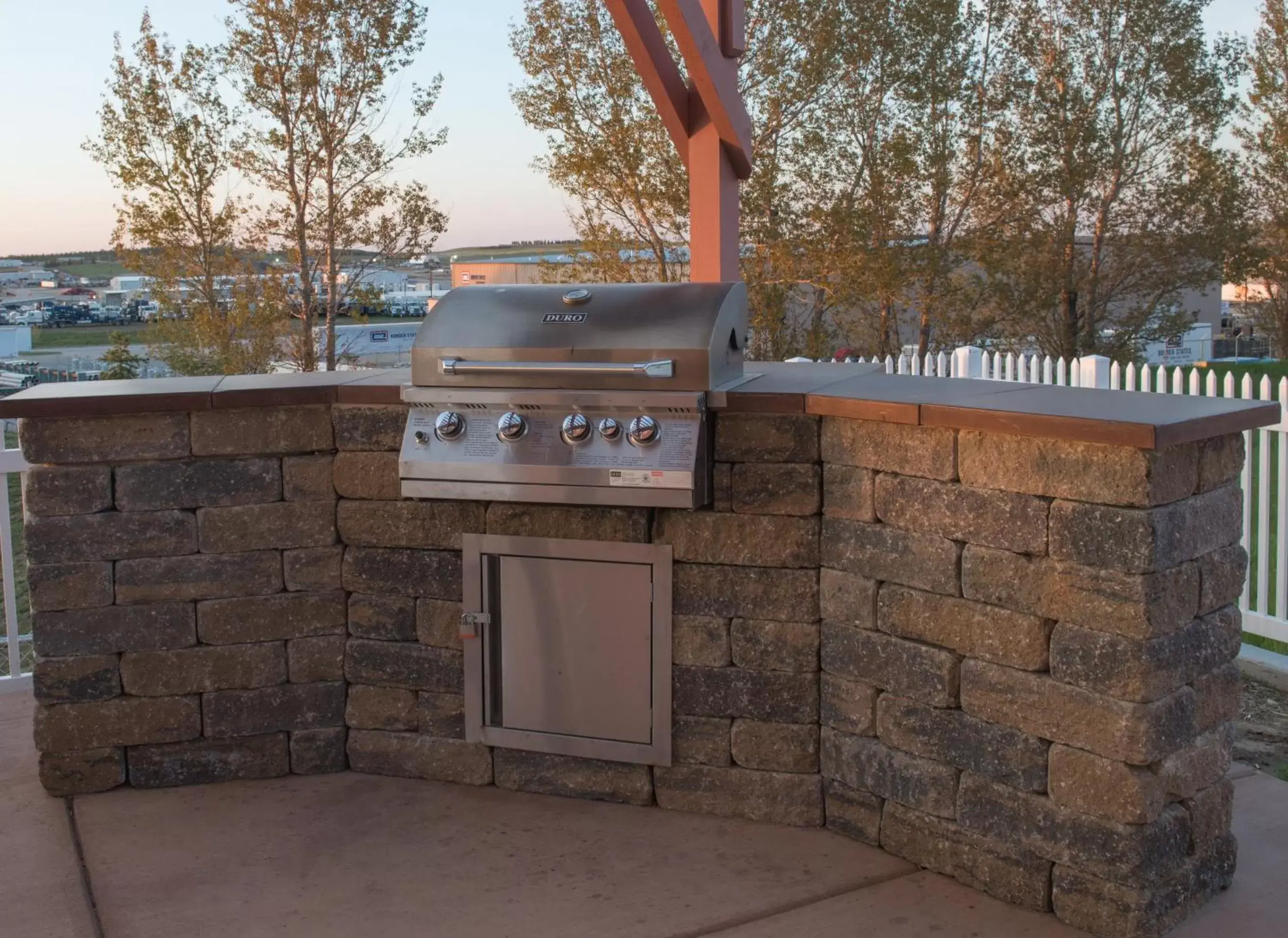 Inner courtyard view, BBQ Facilities in Red Roof Inn & Suites Dickinson