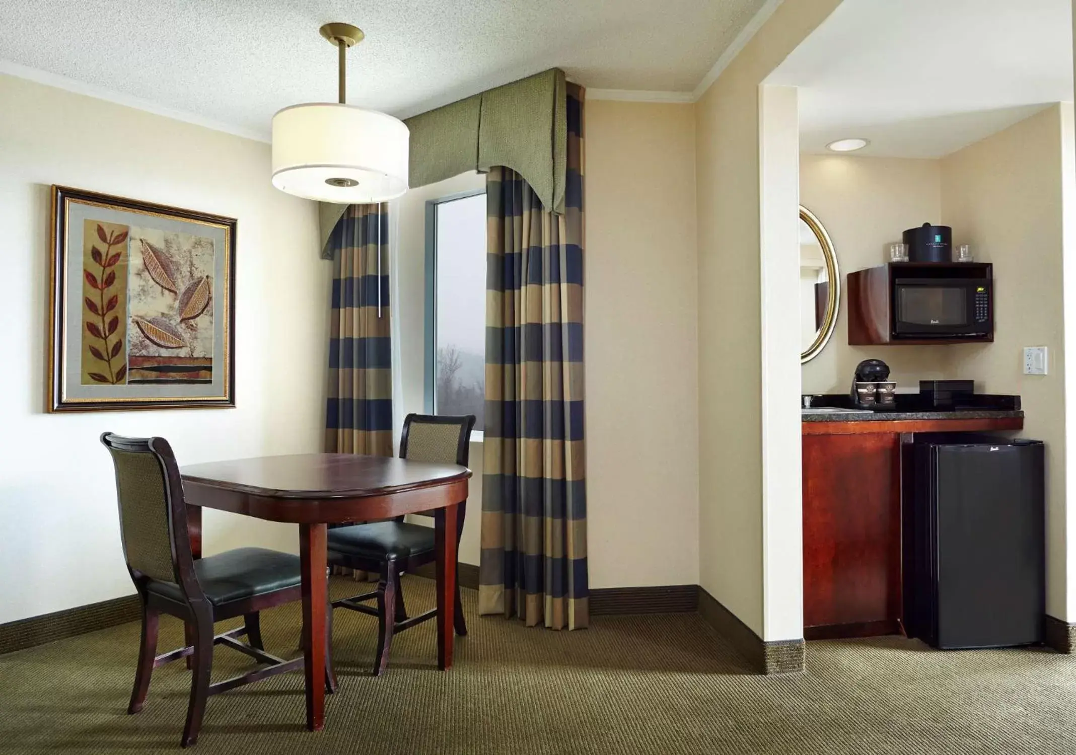Kitchen or kitchenette, Dining Area in Embassy Suites by Hilton Baltimore at BWI Airport