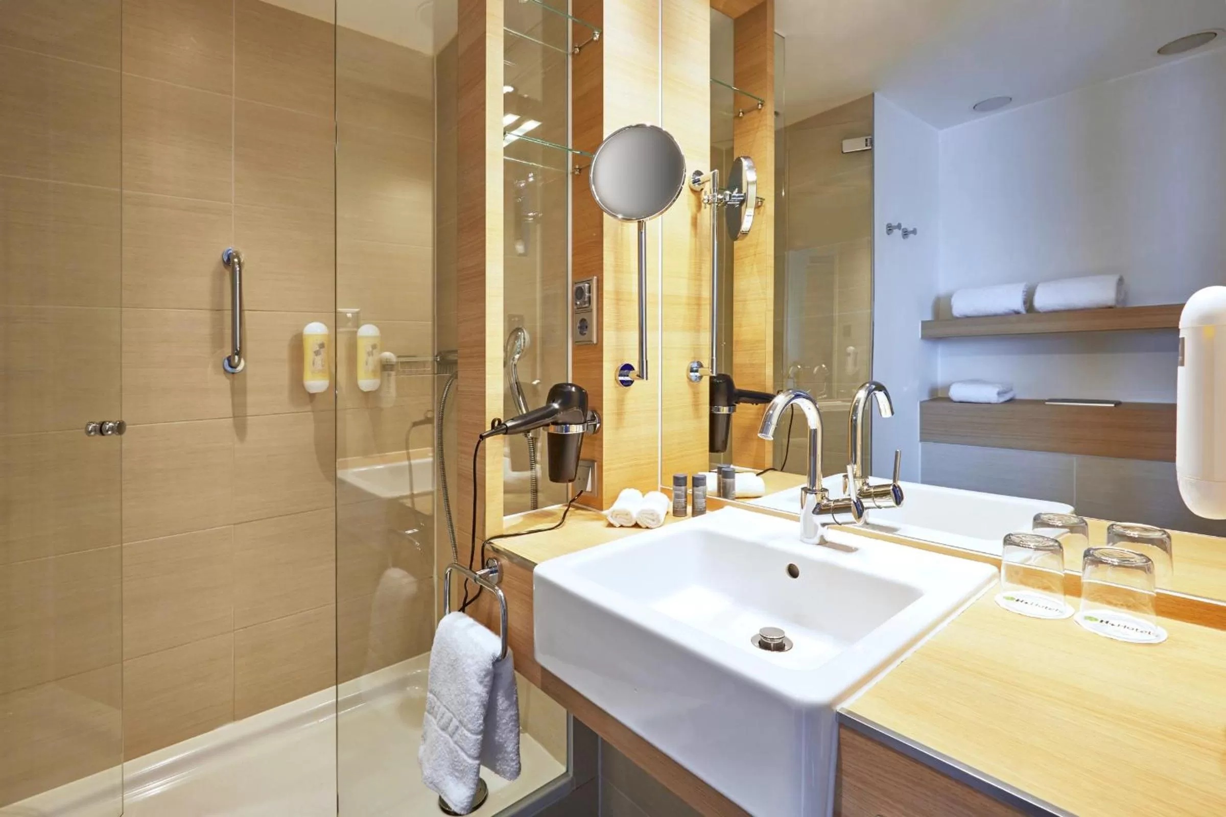 Shower in H+ Hotel Salzburg