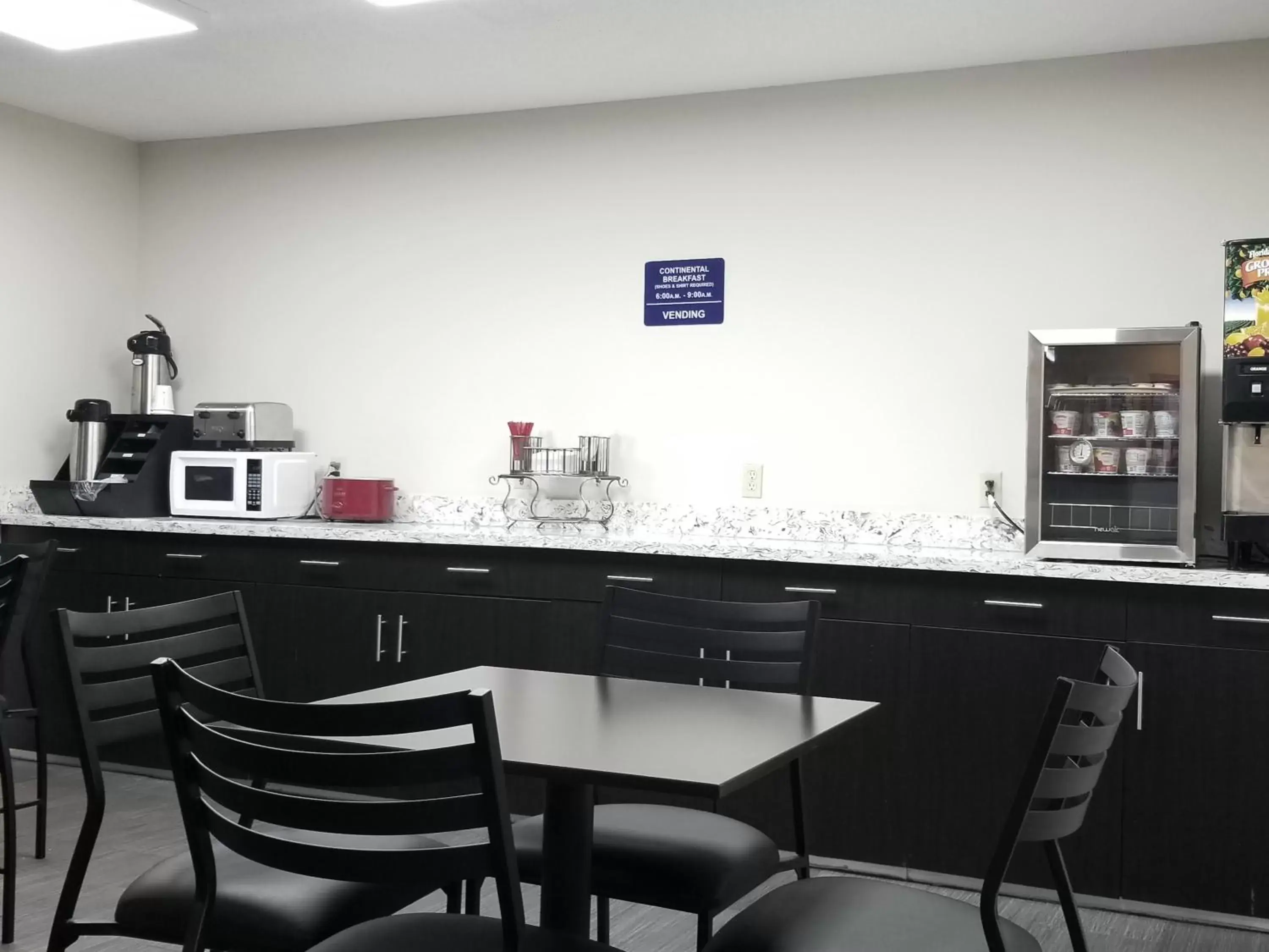 Coffee/tea facilities, Restaurant/Places to Eat in Microtel Inn & Suites by Wyndham Riverside