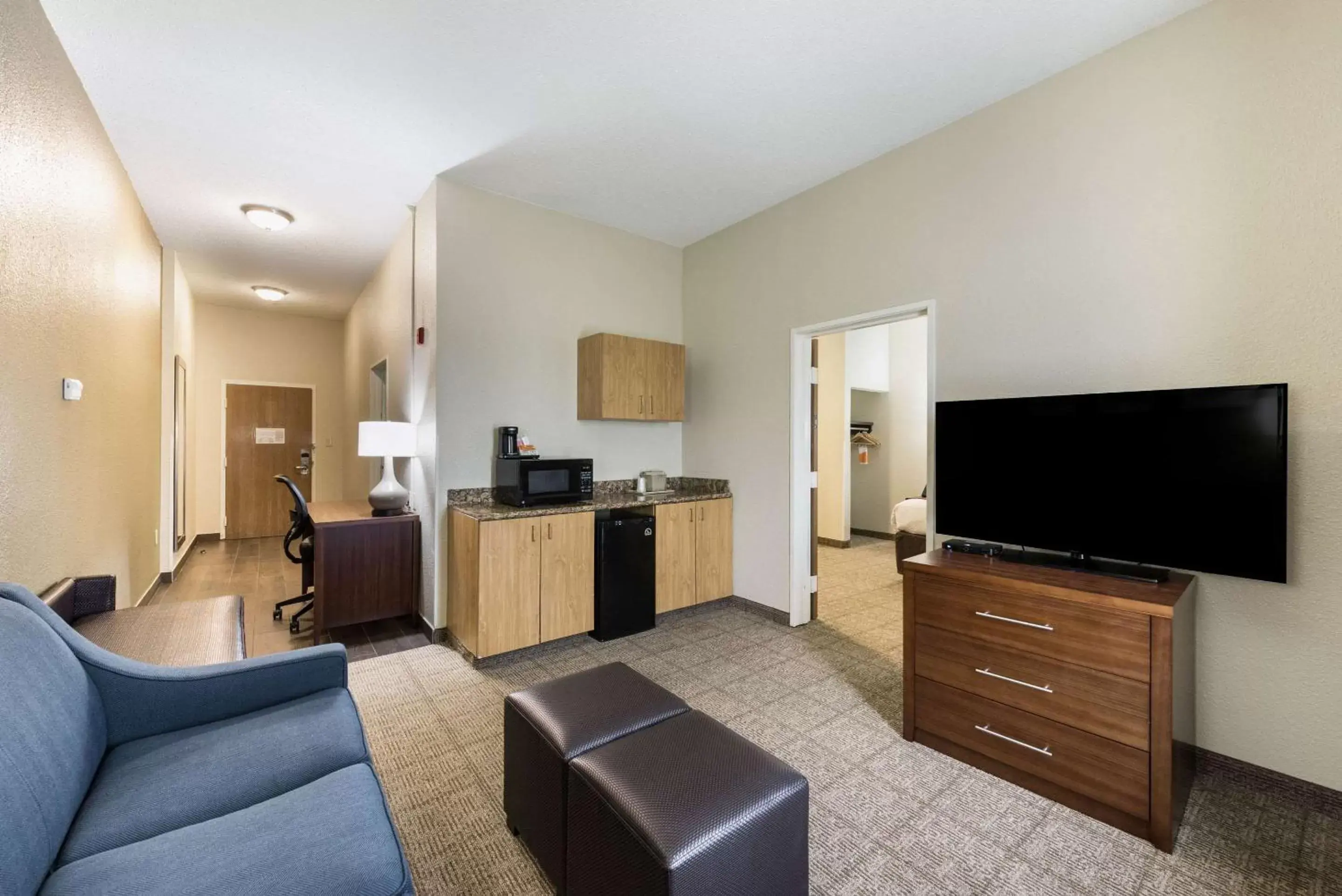 Photo of the whole room, TV/Entertainment Center in Comfort Suites Monroe