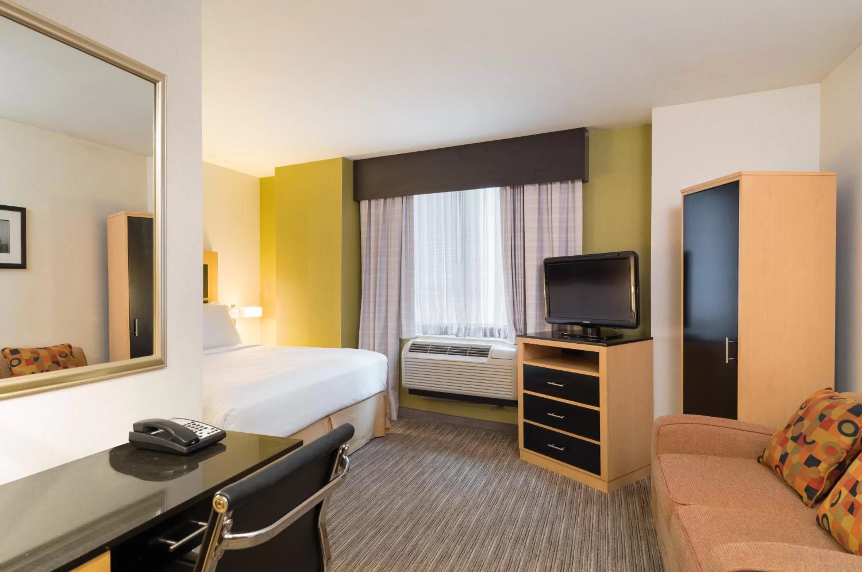 Photo of the whole room, Bed in Holiday Inn Express - Wall Street by IHG