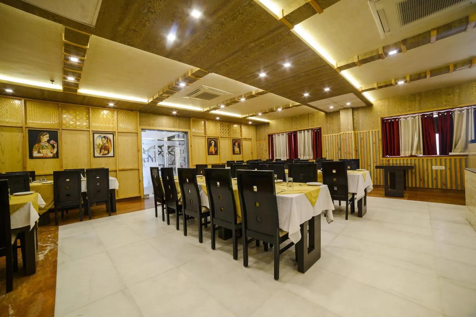 Restaurant/places to eat in Hotel Karan Vilas