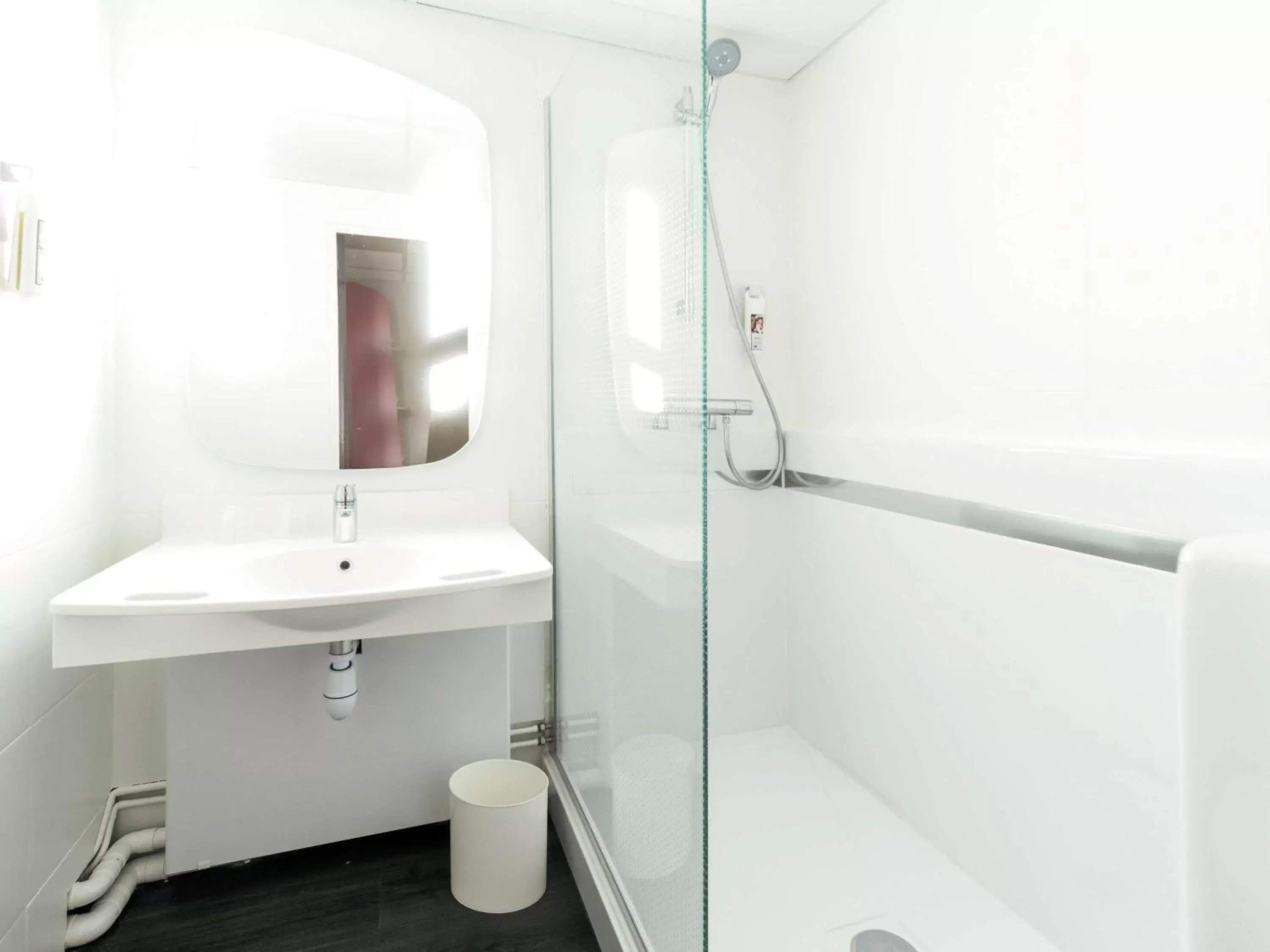 Photo of the whole room, Bathroom in ibis Rouen Centre Champ de Mars