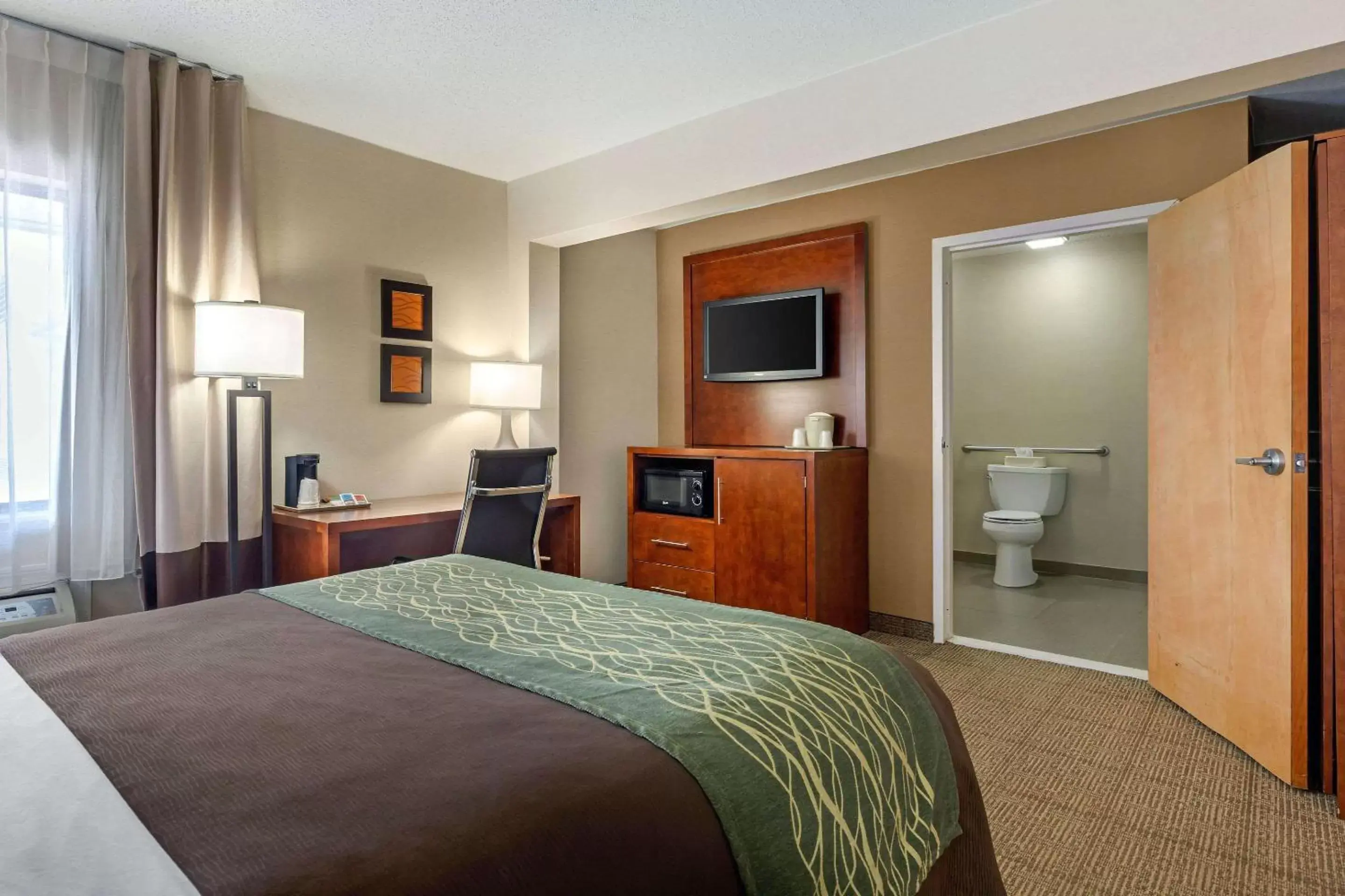 Photo of the whole room, Bed in Comfort Inn Trolley Square