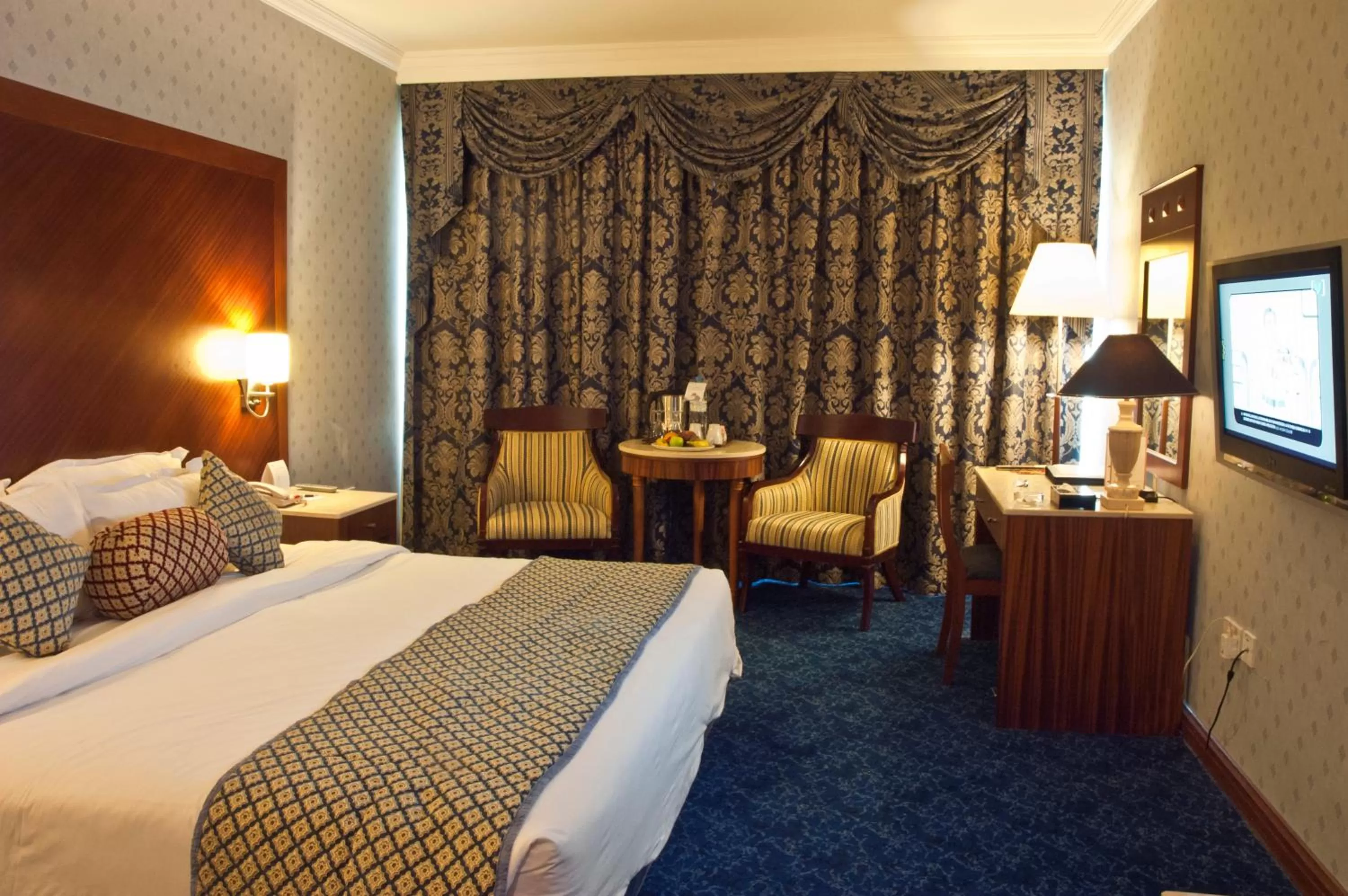 Photo of the whole room, Bed in Regent Palace Hotel
