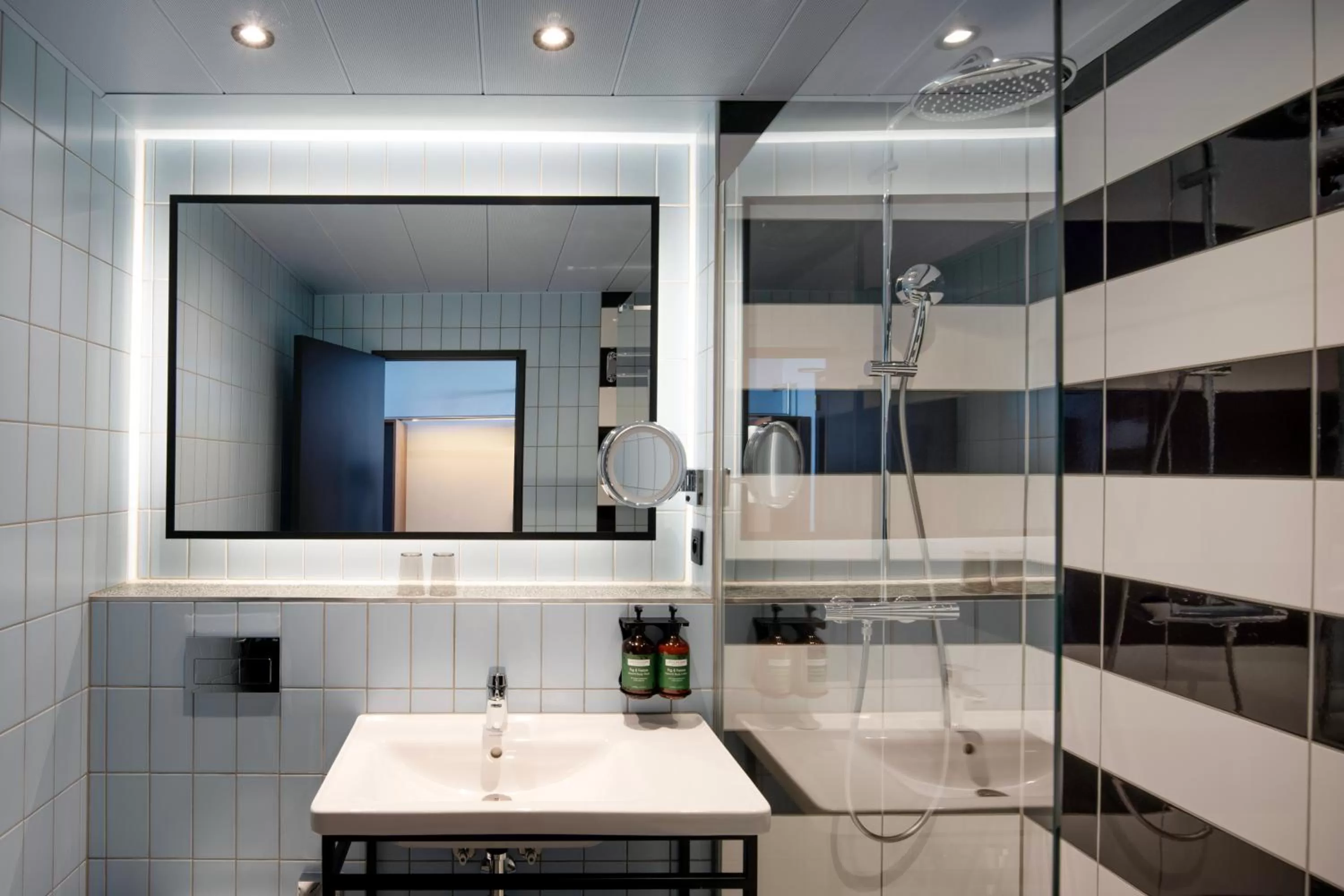 Bathroom in Crowne Plaza Antwerpen by IHG