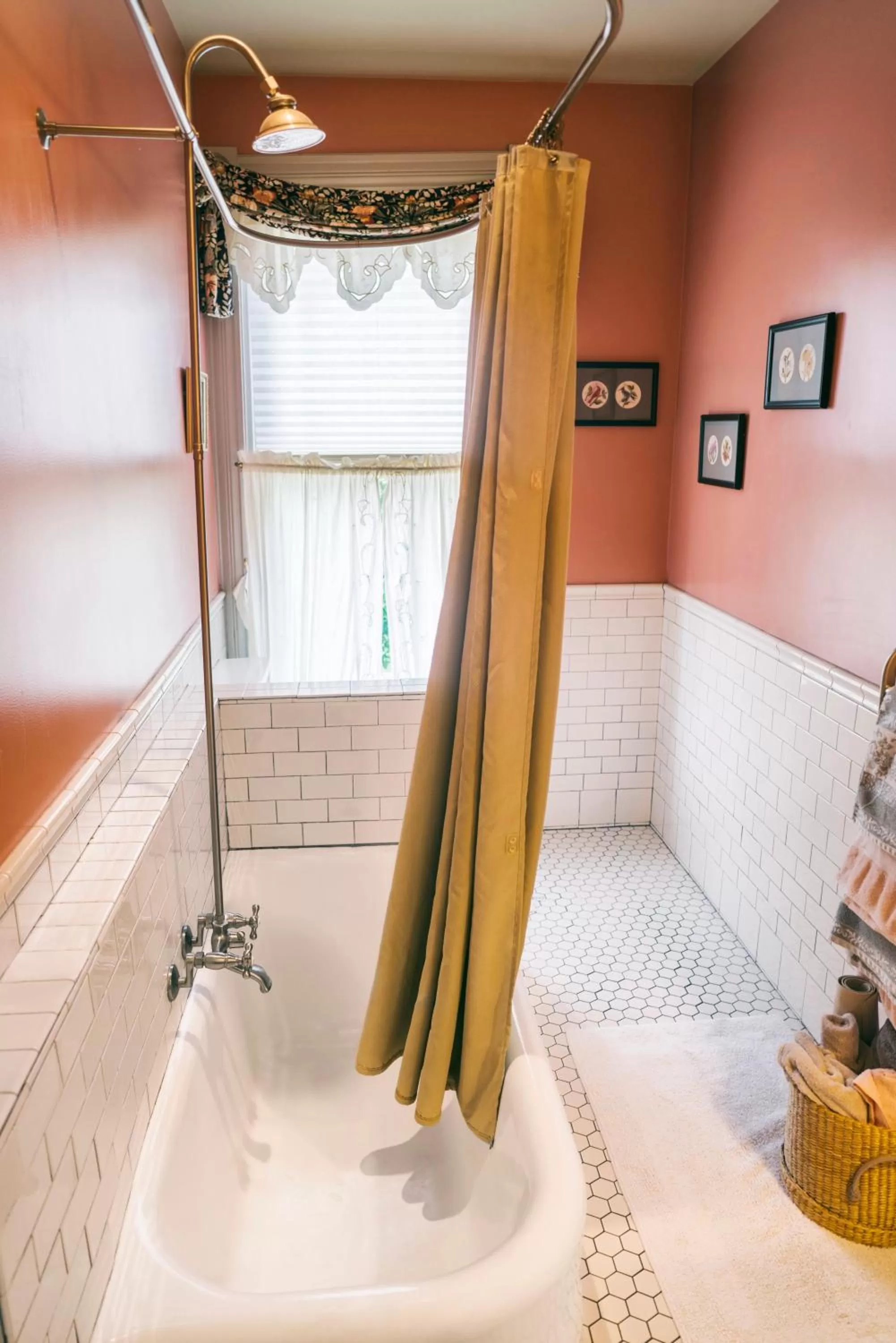 Shower, Bathroom in Hummingbird Inn