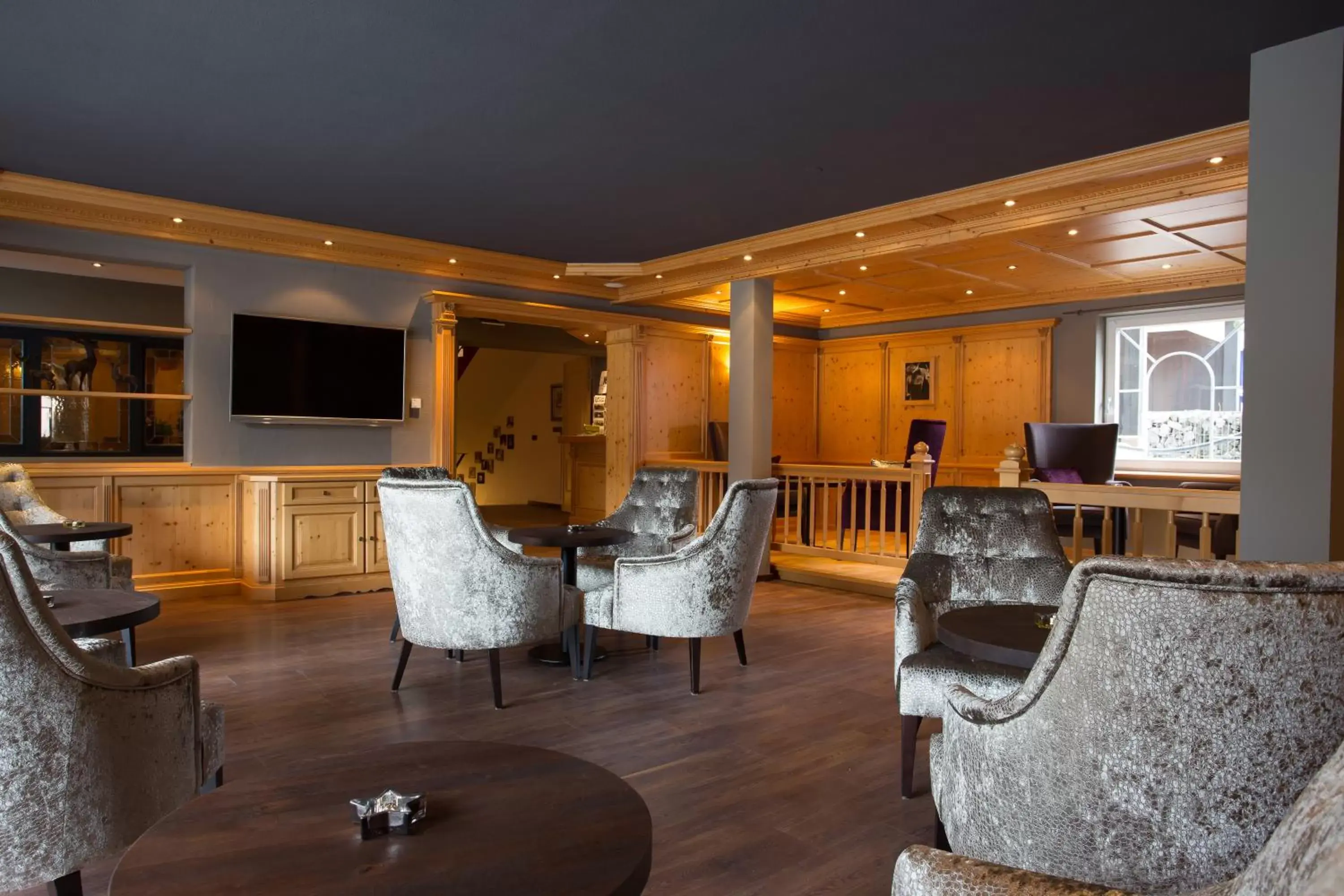 Communal lounge/ TV room, Seating Area in Hotel Bergruh
