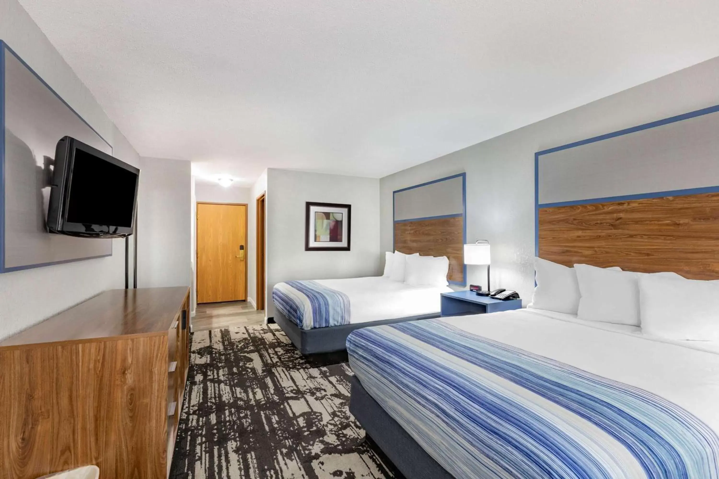 Photo of the whole room, Bed in AmericInn by Wyndham Pella