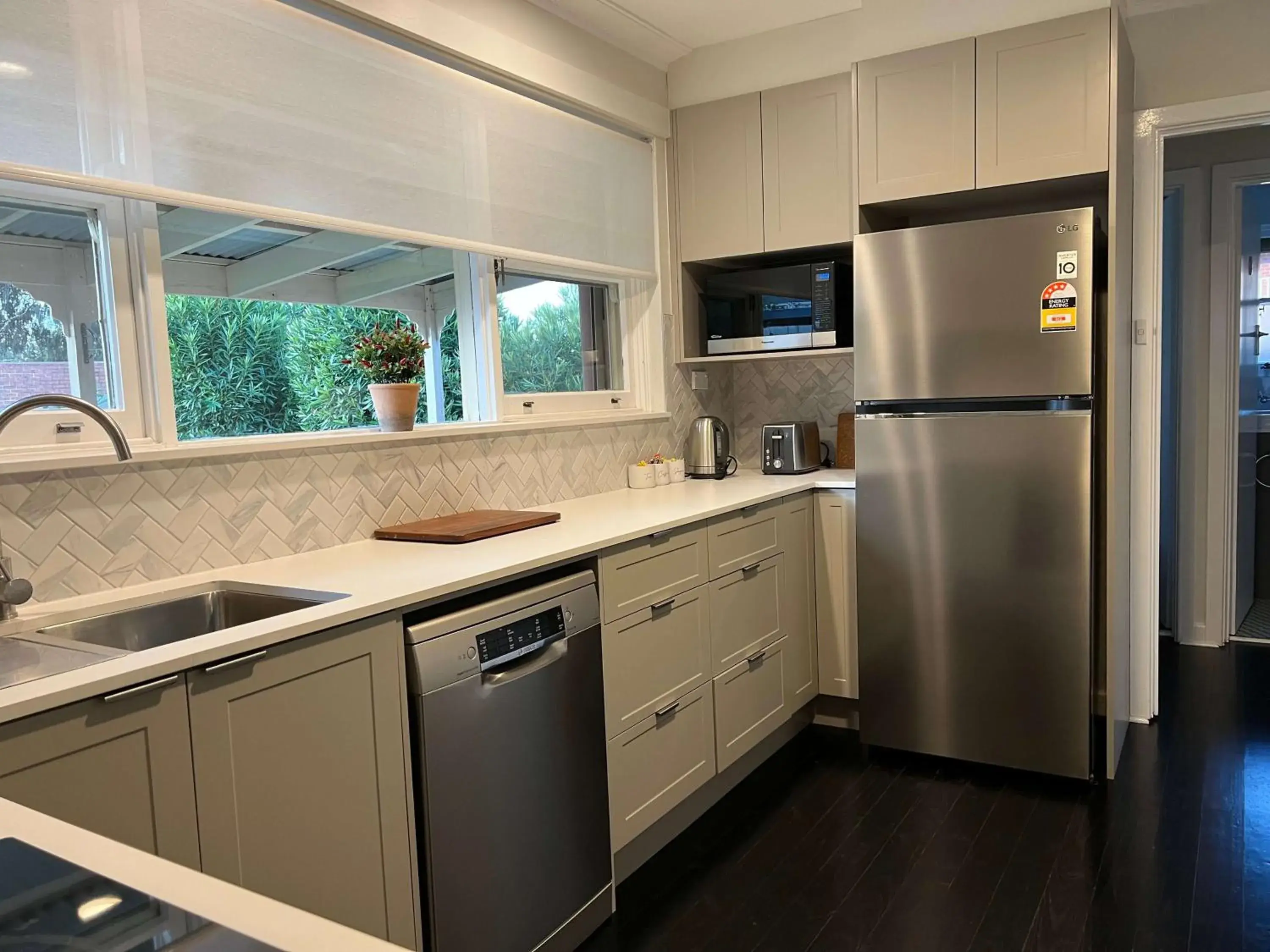 Kitchen or kitchenette, Kitchen/Kitchenette in Hamilton's Queanbeyan Motel