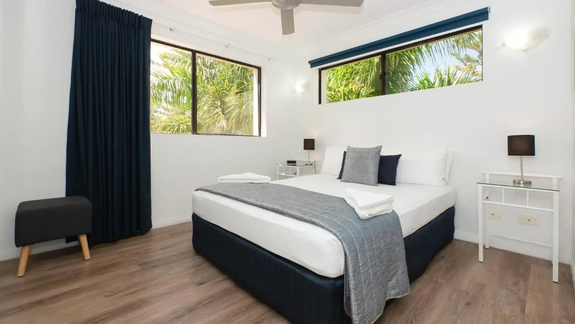 Bedroom, Bed in Burleigh on the Beach