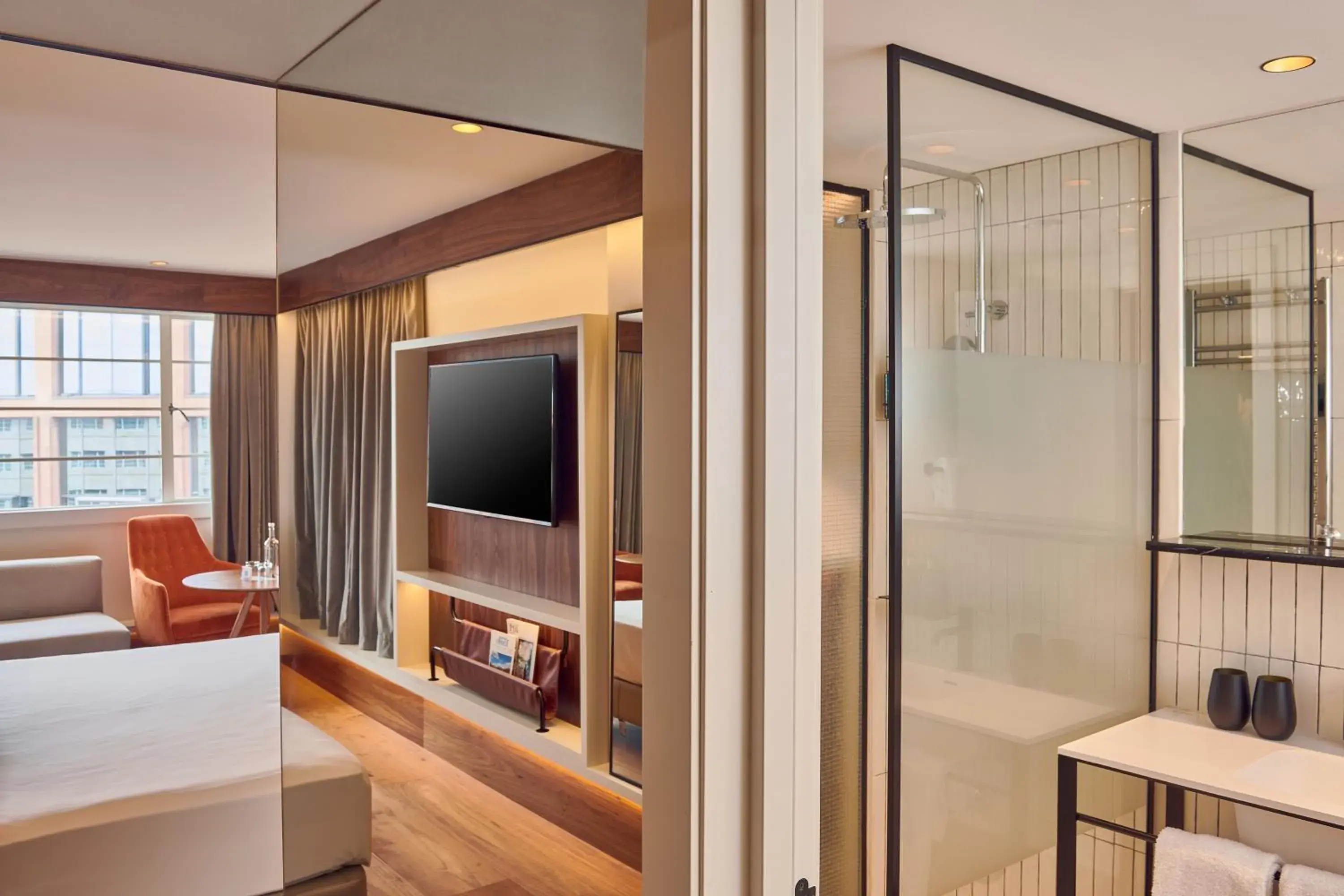 Shower, TV/Entertainment Center in The Level at Melia White House