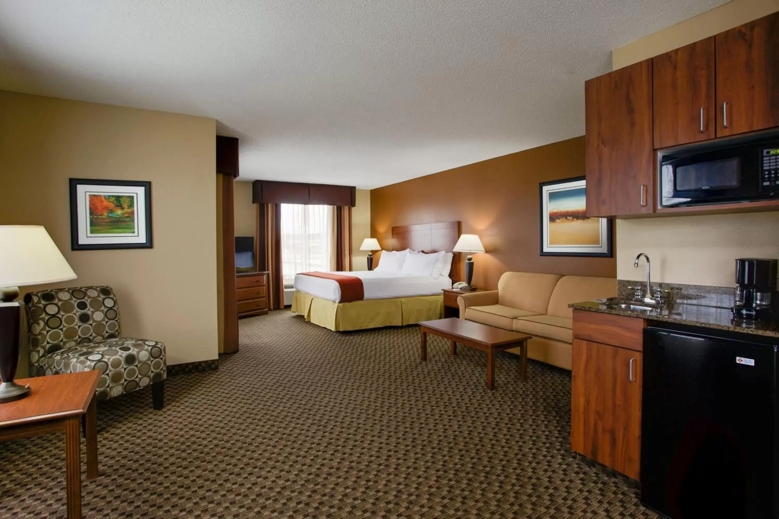 Bedroom in Holiday Inn Express Hotel & Suites Columbia-I-20 at Clemson Road, an IHG Hotel