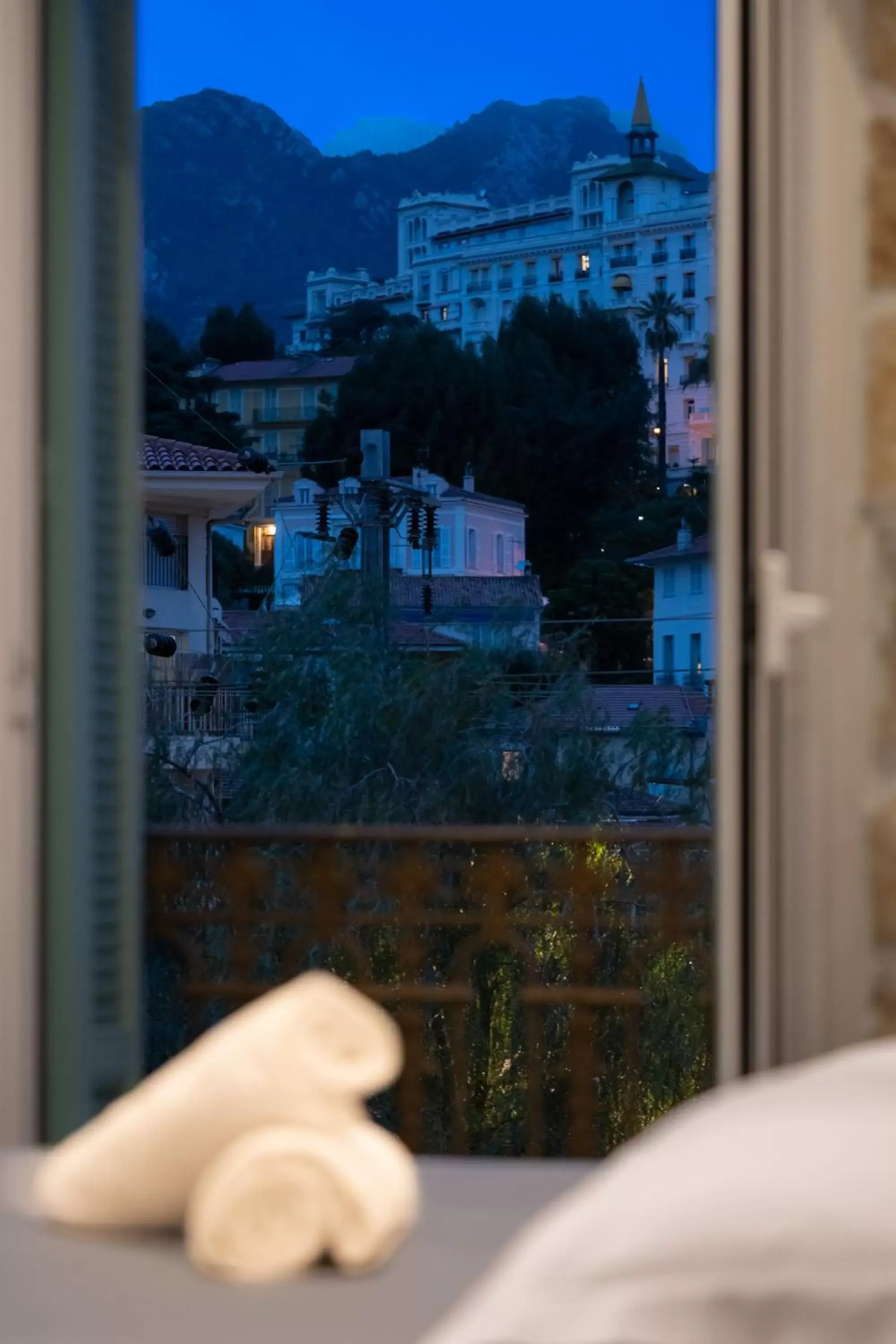 Bed, Mountain View in Hotel De Belgique à Menton