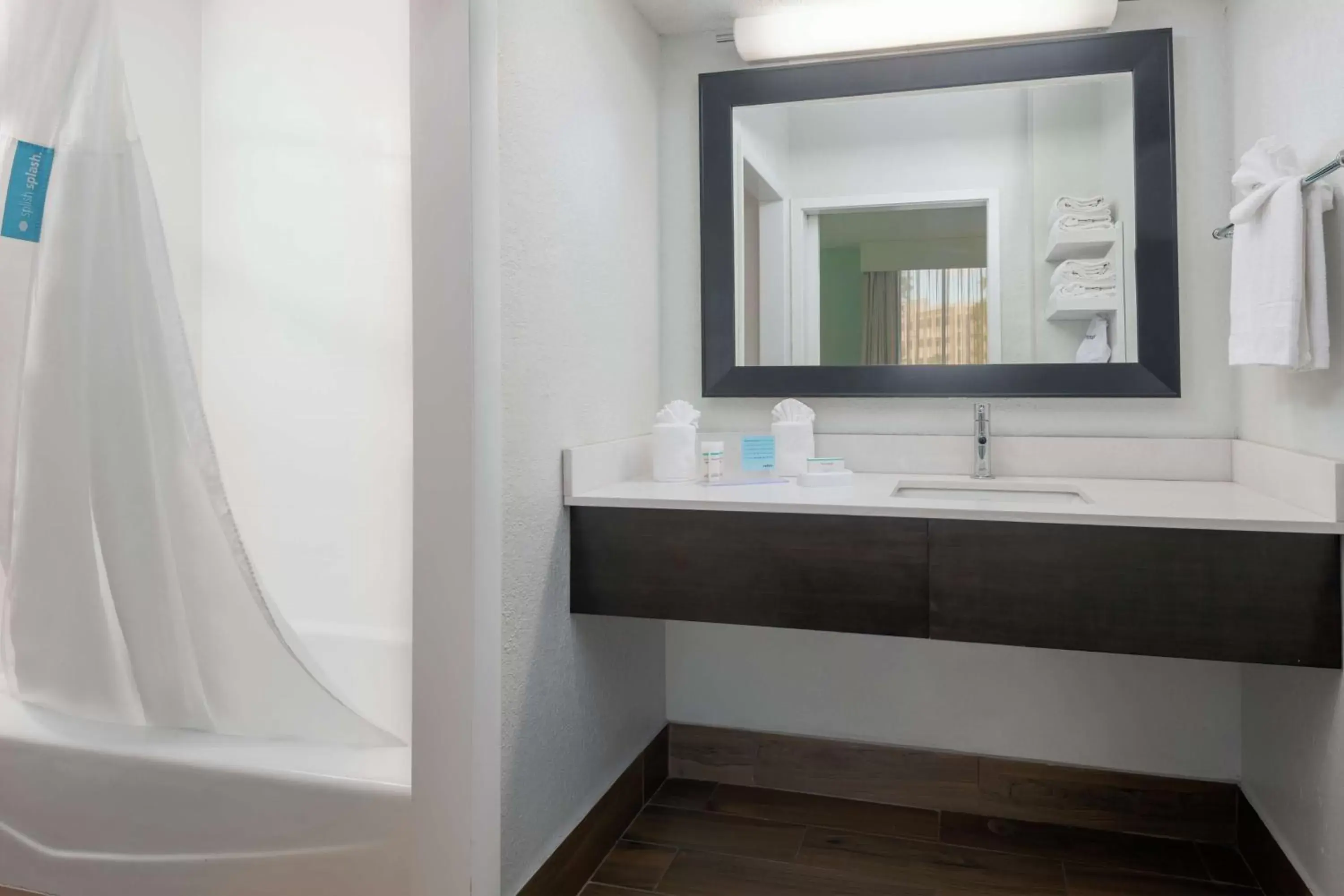 Bathroom in Hampton Inn Orlando Near Universal Blv/International Dr