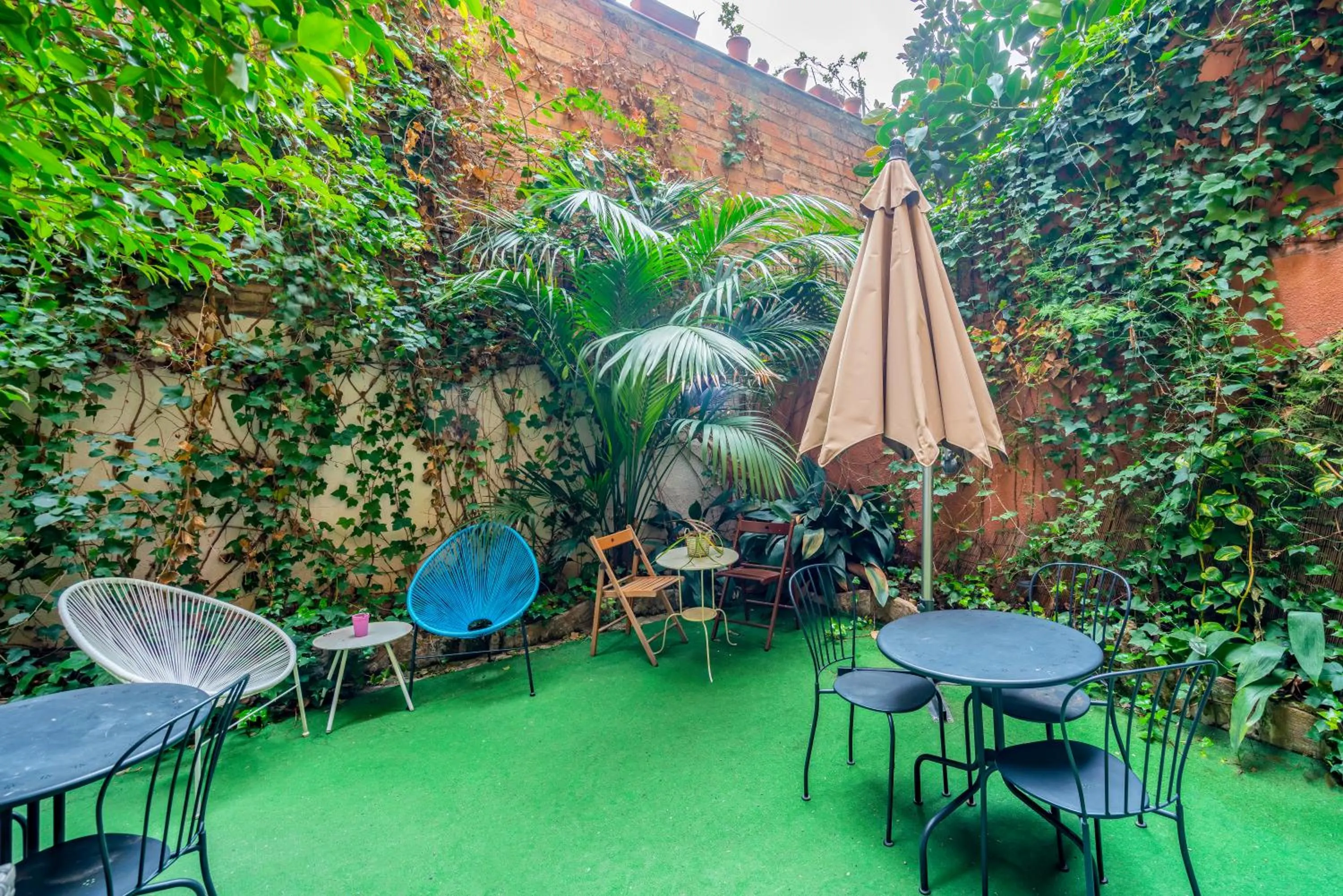 Garden in Casa Barcelo Hostel Barcelona