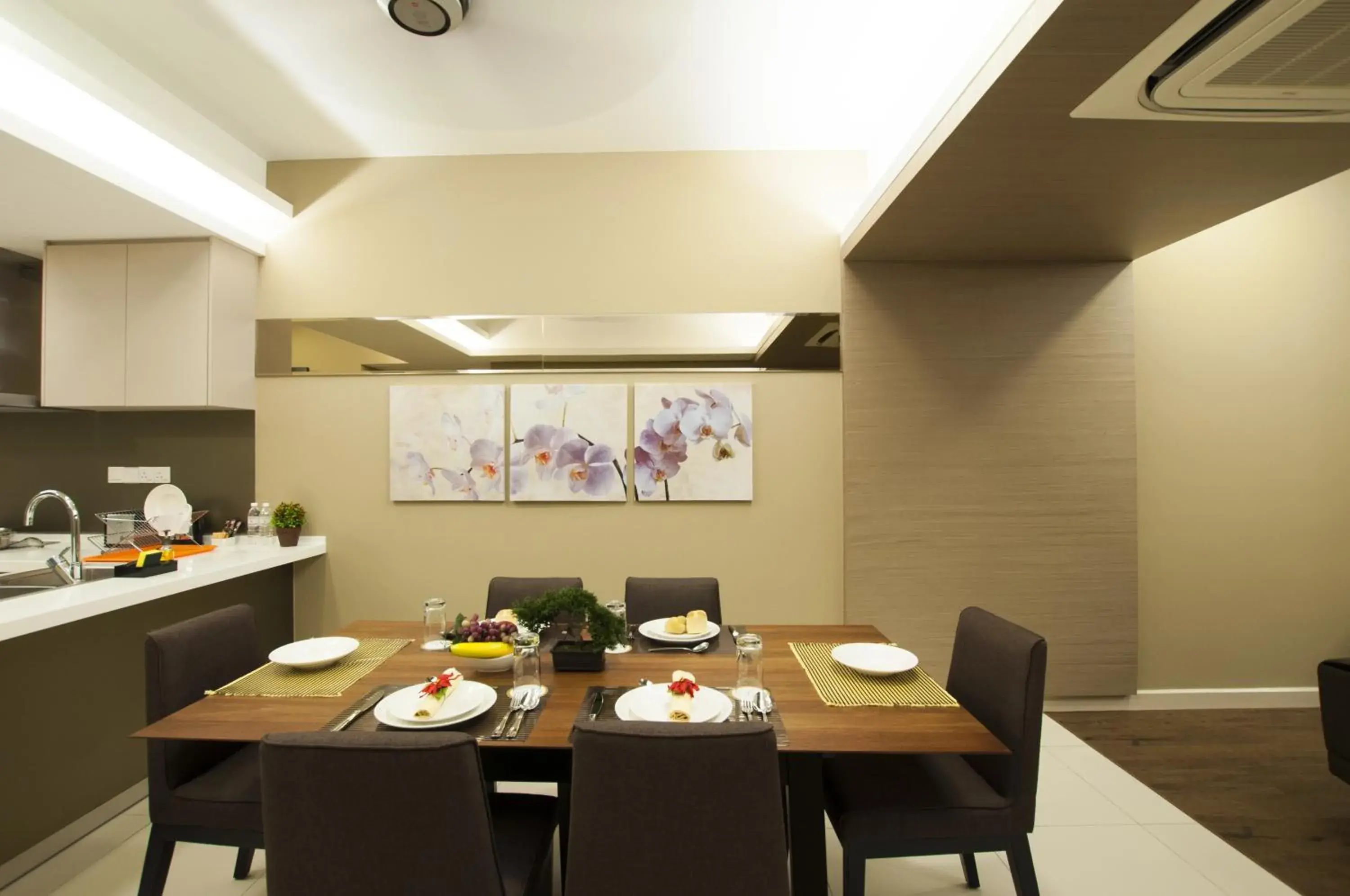 Dining area, Restaurant/Places to Eat in Suasana Suites Bukit Ceylon