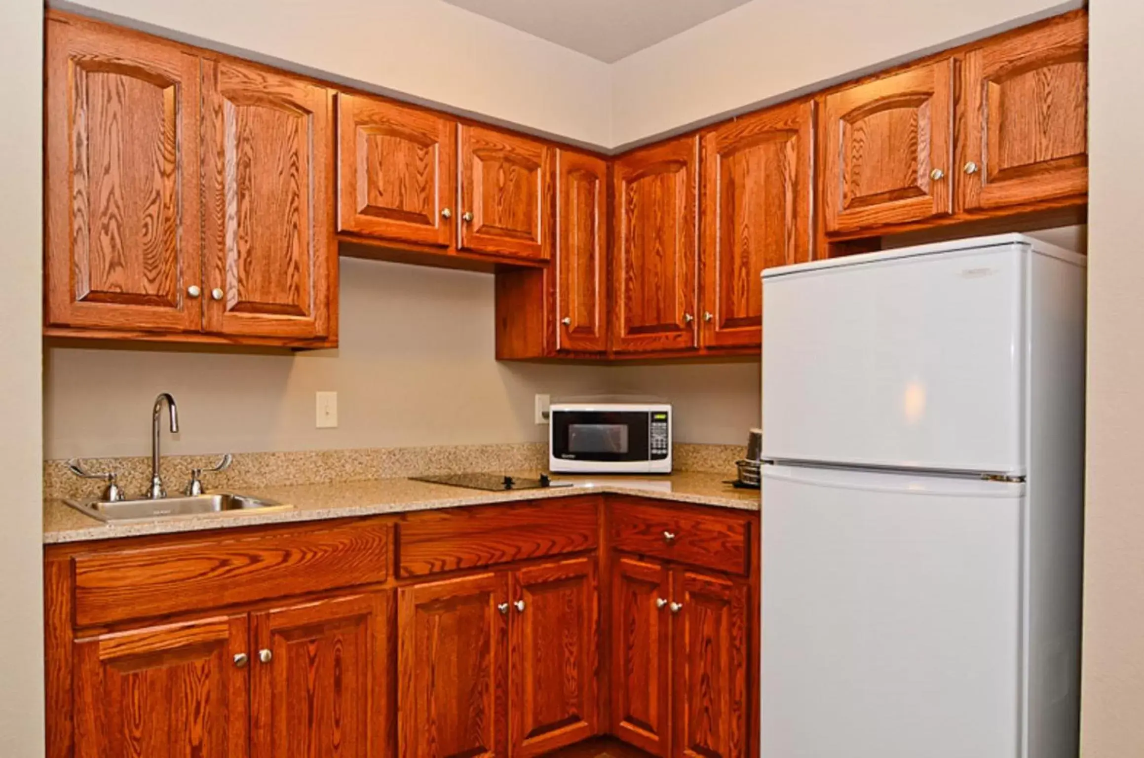 Kitchen or kitchenette, Kitchen/Kitchenette in Astoria Extended Stay & Event Center